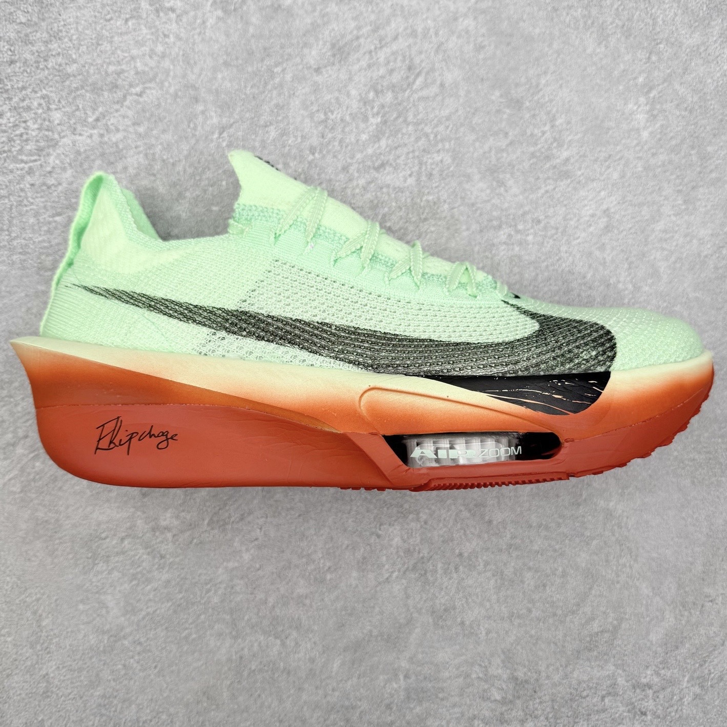NK Air Zoom Alphafly NEXT% 3 2024全新马拉松超级跑鞋 有史以来最轻盈、测试次数最多的NK Alphafly 经过精英马拉松运动员的测试验证 并搭载Air Zoom气垫 旨在助力跑者实现突破 取得更佳的成绩 在开发过程中 Alphafly 3帮助耐克运动员凯尔文·基普图姆（Kelvin Kiptum）以2：00：35的成绩刷新了马拉松世界纪录 Alphafly的动力设计没有改变——Air Zoom气垫单元、Flyplate碳纤维板和ZoomX泡绵 但是整体系统的制作方法略有调整 优化和提升了对运动员的帮助 主要更新包括一体式鞋底 提供顺畅稳定的“后跟到脚趾”过渡；更宽的全长Flyplate碳纤维板提供稳定助推力 全新Fast Shot外底保证出色牵引力和抓地力 全新Atomknit 3.0鞋面提供更强的控制力、透气性和中足支撑力 尺码：36 36.5 37.5 38 38.5 39 40 40.5 41 42 42.5 43 44 44.5 45-选品中心