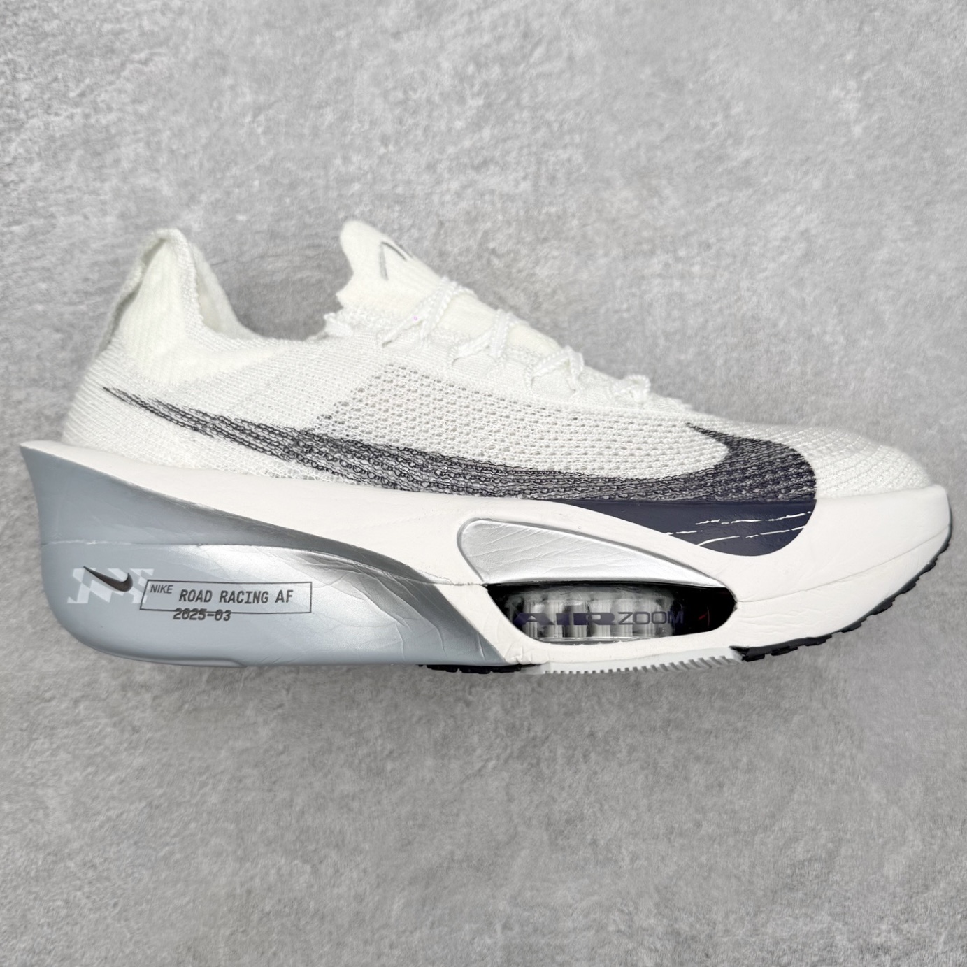 NK Air Zoom Alphafly NEXT% 3 2024全新马拉松超级跑鞋 有史以来最轻盈、测试次数最多的NK Alphafly 经过精英马拉松运动员的测试验证 并搭载Air Zoom气垫 旨在助力跑者实现突破 取得更佳的成绩 在开发过程中 Alphafly 3帮助耐克运动员凯尔文·基普图姆（Kelvin Kiptum）以2：00：35的成绩刷新了马拉松世界纪录 Alphafly的动力设计没有改变——Air Zoom气垫单元、Flyplate碳纤维板和ZoomX泡绵 但是整体系统的制作方法略有调整 优化和提升了对运动员的帮助 主要更新包括一体式鞋底 提供顺畅稳定的“后跟到脚趾”过渡；更宽的全长Flyplate碳纤维板提供稳定助推力 全新Fast Shot外底保证出色牵引力和抓地力 全新Atomknit 3.0鞋面提供更强的控制力、透气性和中足支撑力 尺码：36 36.5 37.5 38 38.5 39 40 40.5 41 42 42.5 43 44 44.5 45-选品中心