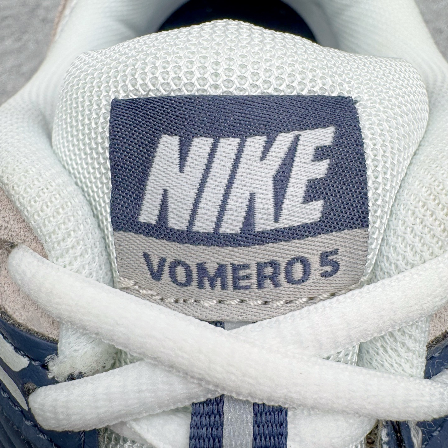 图片[13]-＃HP纯原 NK Air Zoom Vomero 5 经典复古潮流运动跑鞋 HF4259-100 原装纸板楦头开发 独家私模八层组合大底 市场唯一正确版本 进口三文治网面 融蕴繁复设计风范和丰富层次感 缔造运动鞋佳选 助你轻松型出范 开辟独属于自己的路 鞋款采用多层设计 融入织物与合成材质 塑就本季出众鞋款 合成材质与织物组合鞋面 经久耐穿 后跟网眼拼接和透气孔设计 轻盈透气Zoom Air缓震配置提供出色回弹缓震性能 实现快速离地的出众脚感 巧糅科技感和低调设计 为鞋款注入反光细节 令你迈步间尽显闪耀魅力 结合中性色调 让你驾驭不同穿搭 打造非凡造型 尺码：36 36.5 37.5 38 38.5 39 40 40.5 41 42 42.5 43 44 44.5 45 46-选品中心
