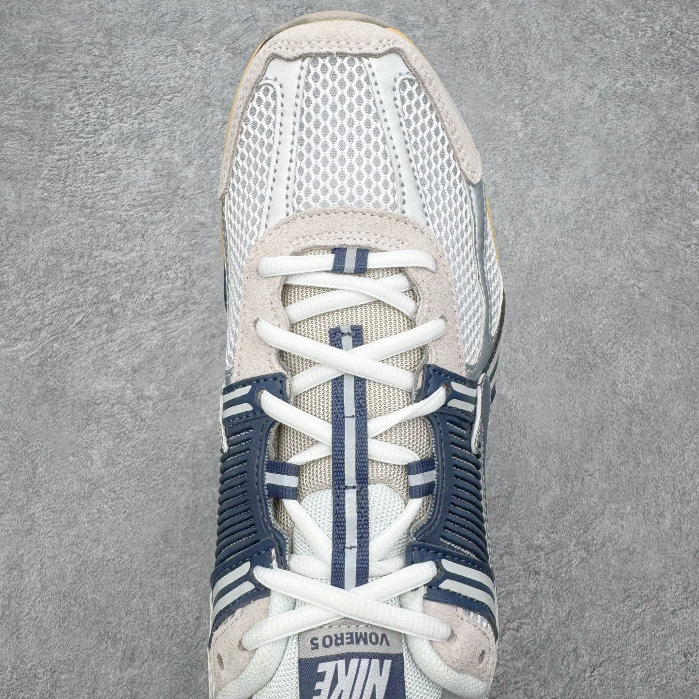 图片[4]-＃HP纯原 NK Air Zoom Vomero 5 经典复古潮流运动跑鞋 HF4259-100 原装纸板楦头开发 独家私模八层组合大底 市场唯一正确版本 进口三文治网面 融蕴繁复设计风范和丰富层次感 缔造运动鞋佳选 助你轻松型出范 开辟独属于自己的路 鞋款采用多层设计 融入织物与合成材质 塑就本季出众鞋款 合成材质与织物组合鞋面 经久耐穿 后跟网眼拼接和透气孔设计 轻盈透气Zoom Air缓震配置提供出色回弹缓震性能 实现快速离地的出众脚感 巧糅科技感和低调设计 为鞋款注入反光细节 令你迈步间尽显闪耀魅力 结合中性色调 让你驾驭不同穿搭 打造非凡造型 尺码：36 36.5 37.5 38 38.5 39 40 40.5 41 42 42.5 43 44 44.5 45 46-选品中心