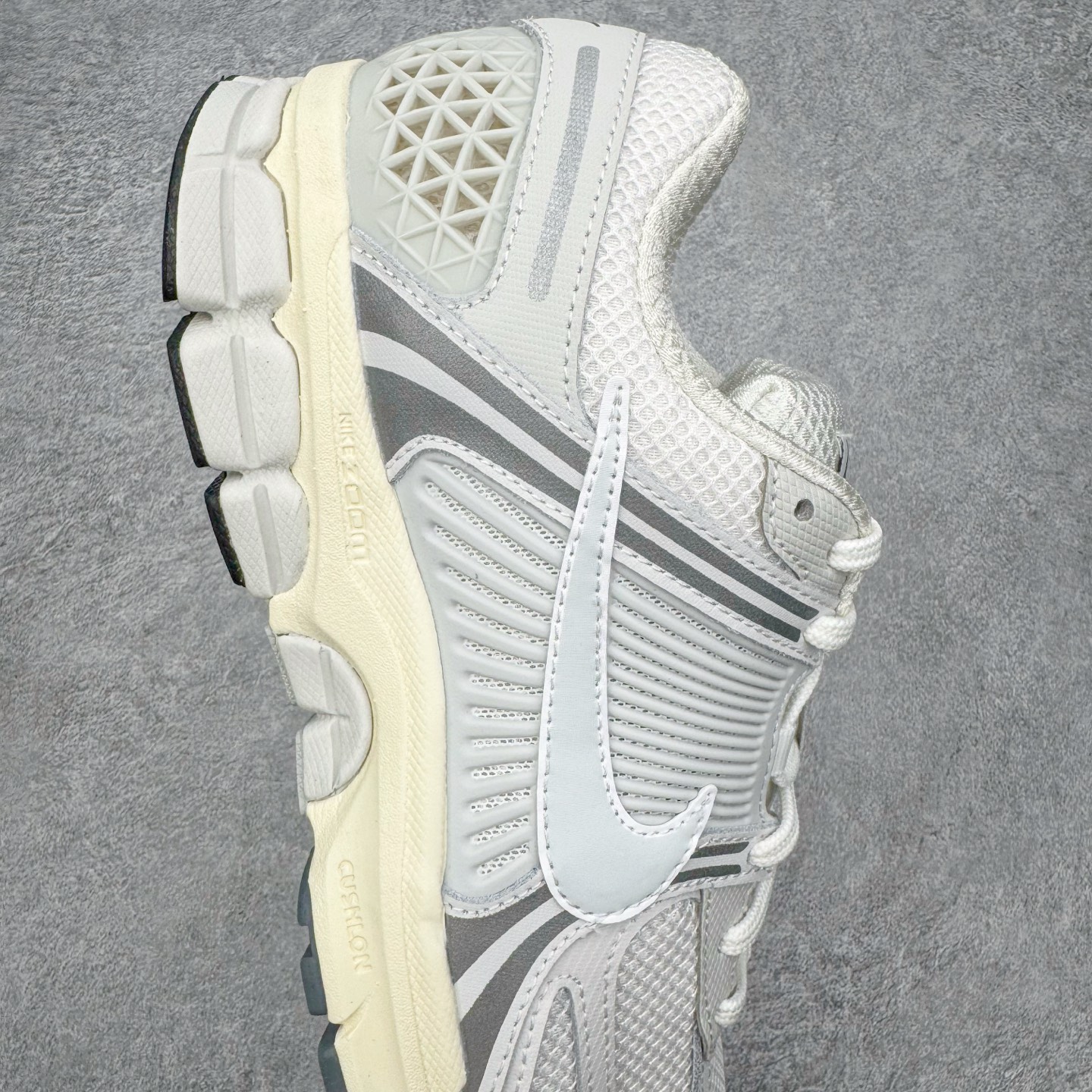 图片[6]-＃HP纯原 NK Air Zoom Vomero 5 经典复古潮流运动跑鞋 HF0731-007 原装纸板楦头开发 独家私模八层组合大底 市场唯一正确版本 进口三文治网面 融蕴繁复设计风范和丰富层次感 缔造运动鞋佳选 助你轻松型出范 开辟独属于自己的路 鞋款采用多层设计 融入织物与合成材质 塑就本季出众鞋款 合成材质与织物组合鞋面 经久耐穿 后跟网眼拼接和透气孔设计 轻盈透气Zoom Air缓震配置提供出色回弹缓震性能 实现快速离地的出众脚感 巧糅科技感和低调设计 为鞋款注入反光细节 令你迈步间尽显闪耀魅力 结合中性色调 让你驾驭不同穿搭 打造非凡造型 尺码：36 36.5 37.5 38 38.5 39 40 40.5 41 42 42.5 43 44 44.5 45 46-选品中心