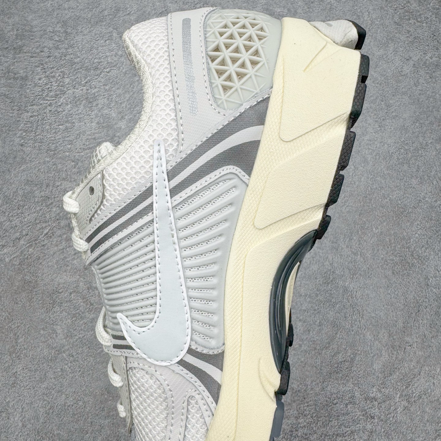 图片[7]-＃HP纯原 NK Air Zoom Vomero 5 经典复古潮流运动跑鞋 HF0731-007 原装纸板楦头开发 独家私模八层组合大底 市场唯一正确版本 进口三文治网面 融蕴繁复设计风范和丰富层次感 缔造运动鞋佳选 助你轻松型出范 开辟独属于自己的路 鞋款采用多层设计 融入织物与合成材质 塑就本季出众鞋款 合成材质与织物组合鞋面 经久耐穿 后跟网眼拼接和透气孔设计 轻盈透气Zoom Air缓震配置提供出色回弹缓震性能 实现快速离地的出众脚感 巧糅科技感和低调设计 为鞋款注入反光细节 令你迈步间尽显闪耀魅力 结合中性色调 让你驾驭不同穿搭 打造非凡造型 尺码：36 36.5 37.5 38 38.5 39 40 40.5 41 42 42.5 43 44 44.5 45 46-选品中心