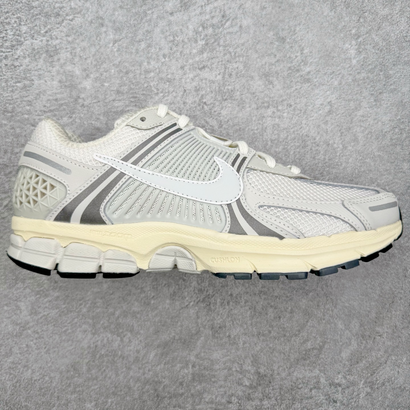 图片[4]-＃HP纯原 NK Air Zoom Vomero 5 经典复古潮流运动跑鞋 原装纸板楦头开发 独家私模八层组合大底 市场唯一正确版本 进口三文治网面 融蕴繁复设计风范和丰富层次感 缔造运动鞋佳选 助你轻松型出范 开辟独属于自己的路 鞋款采用多层设计 融入织物与合成材质 塑就本季出众鞋款 合成材质与织物组合鞋面 经久耐穿 后跟网眼拼接和透气孔设计 轻盈透气Zoom Air缓震配置提供出色回弹缓震性能 实现快速离地的出众脚感 巧糅科技感和低调设计 为鞋款注入反光细节 令你迈步间尽显闪耀魅力 结合中性色调 让你驾驭不同穿搭 打造非凡造型 尺码：36 36.5 37.5 38 38.5 39 40 40.5 41 42 42.5 43 44 44.5 45 46-选品中心