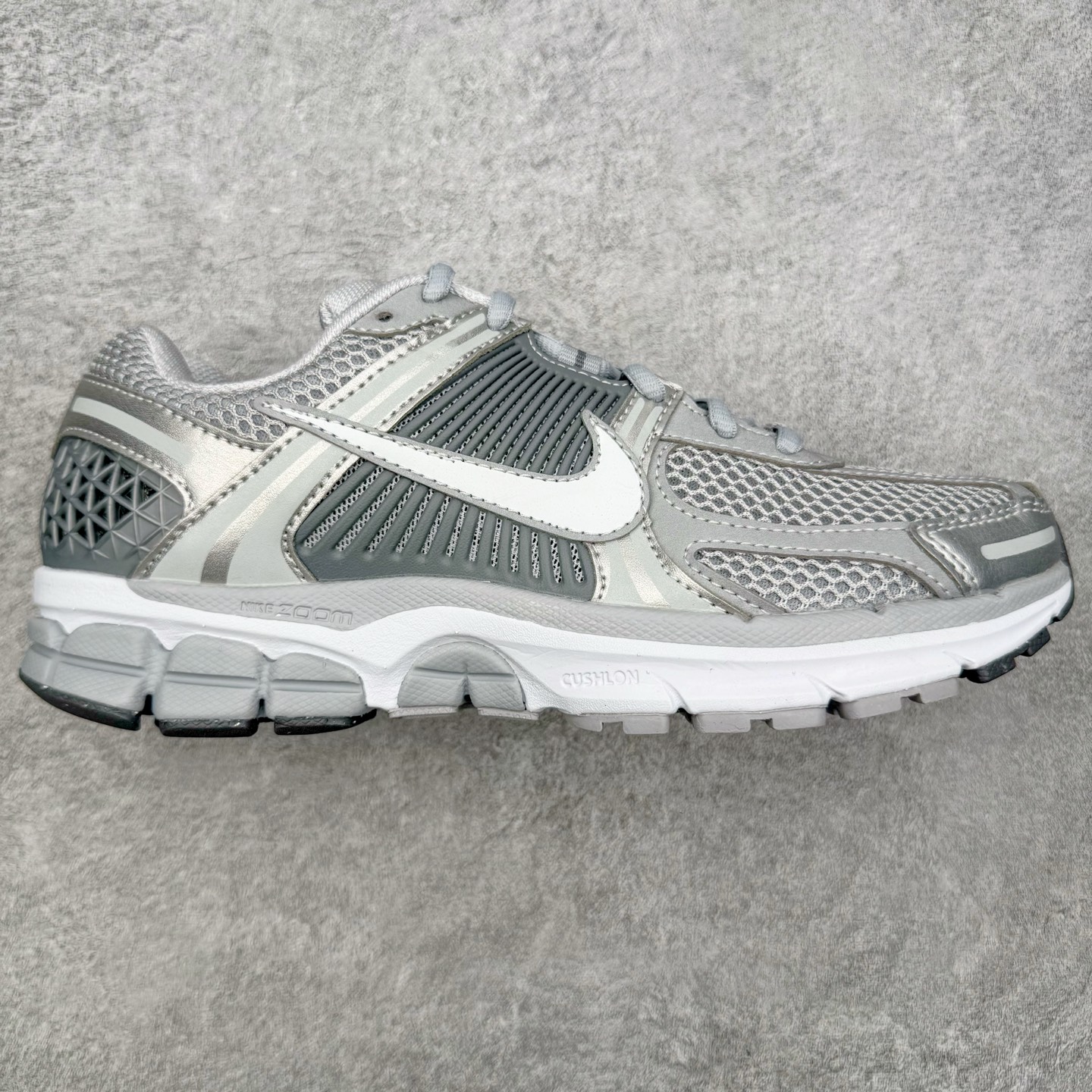 图片[5]-＃HP纯原 NK Air Zoom Vomero 5 经典复古潮流运动跑鞋 原装纸板楦头开发 独家私模八层组合大底 市场唯一正确版本 进口三文治网面 融蕴繁复设计风范和丰富层次感 缔造运动鞋佳选 助你轻松型出范 开辟独属于自己的路 鞋款采用多层设计 融入织物与合成材质 塑就本季出众鞋款 合成材质与织物组合鞋面 经久耐穿 后跟网眼拼接和透气孔设计 轻盈透气Zoom Air缓震配置提供出色回弹缓震性能 实现快速离地的出众脚感 巧糅科技感和低调设计 为鞋款注入反光细节 令你迈步间尽显闪耀魅力 结合中性色调 让你驾驭不同穿搭 打造非凡造型 尺码：36 36.5 37.5 38 38.5 39 40 40.5 41 42 42.5 43 44 44.5 45 46-选品中心