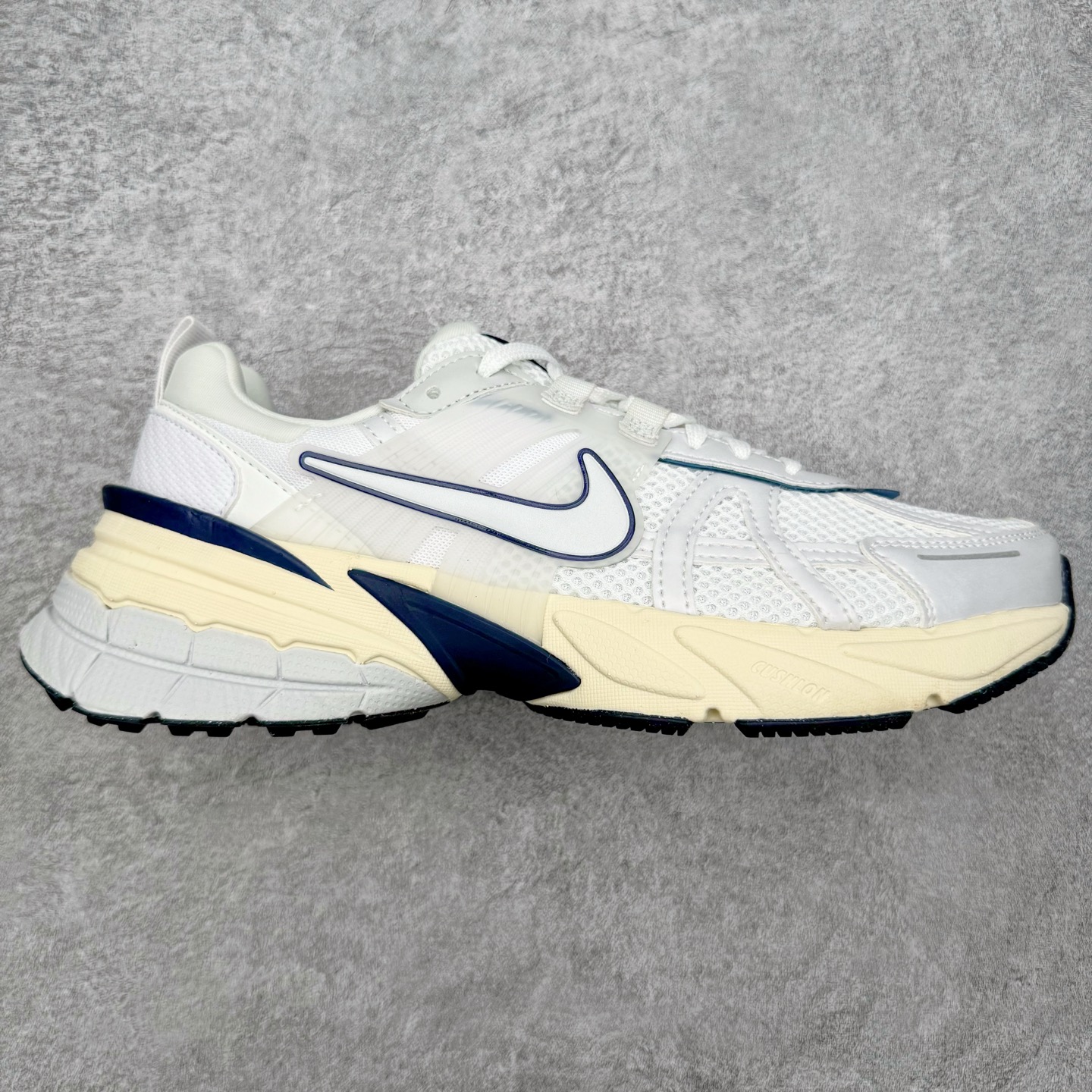 ＃HP纯原 NK V2K Runtekk 减震防滑低帮 复古老爹鞋跑步鞋 FD0736-102 鞋款被命名为 Runtekk 设计上借鉴了 2000 年的跑鞋风格 配色上以金属银为主调 简练又有复古运动气质 材质上使用大面积网眼、皮革、TPU 组成 支撑和透气性肯定不错 中底处由 Cushlon 泡绵打造 保证在压马路时可以提供优秀脚感 并通过一手做旧氧化效果突出复古感 中底造型很容易让大家联想到巴黎世家3XL 增高效果同样不能忽视 尺码：35.5 36 36.5 37.5 38 38.5 39 40 40.5 41 42 42.5 43 44 44.5 45 46-选品中心