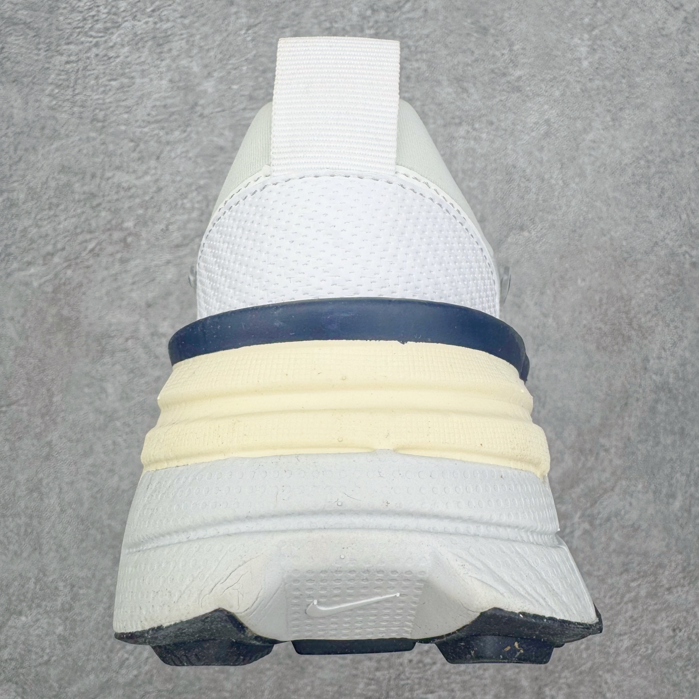 图片[8]-＃HP纯原 NK V2K Runtekk 减震防滑低帮 复古老爹鞋跑步鞋 FD0736-102 鞋款被命名为 Runtekk 设计上借鉴了 2000 年的跑鞋风格 配色上以金属银为主调 简练又有复古运动气质 材质上使用大面积网眼、皮革、TPU 组成 支撑和透气性肯定不错 中底处由 Cushlon 泡绵打造 保证在压马路时可以提供优秀脚感 并通过一手做旧氧化效果突出复古感 中底造型很容易让大家联想到巴黎世家3XL 增高效果同样不能忽视 尺码：35.5 36 36.5 37.5 38 38.5 39 40 40.5 41 42 42.5 43 44 44.5 45 46-选品中心