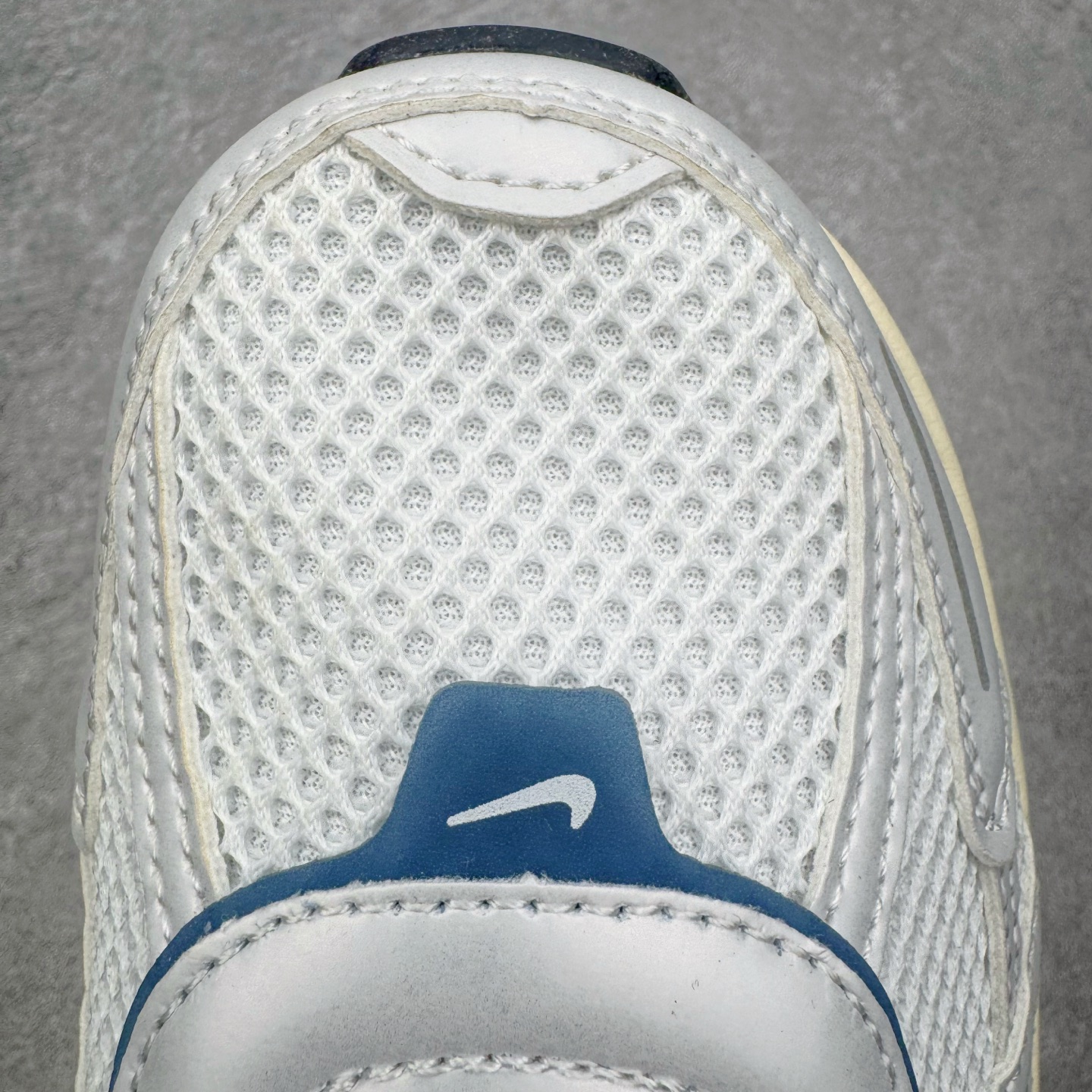 图片[13]-＃HP纯原 NK V2K Runtekk 减震防滑低帮 复古老爹鞋跑步鞋 FD0736-102 鞋款被命名为 Runtekk 设计上借鉴了 2000 年的跑鞋风格 配色上以金属银为主调 简练又有复古运动气质 材质上使用大面积网眼、皮革、TPU 组成 支撑和透气性肯定不错 中底处由 Cushlon 泡绵打造 保证在压马路时可以提供优秀脚感 并通过一手做旧氧化效果突出复古感 中底造型很容易让大家联想到巴黎世家3XL 增高效果同样不能忽视 尺码：35.5 36 36.5 37.5 38 38.5 39 40 40.5 41 42 42.5 43 44 44.5 45 46-选品中心