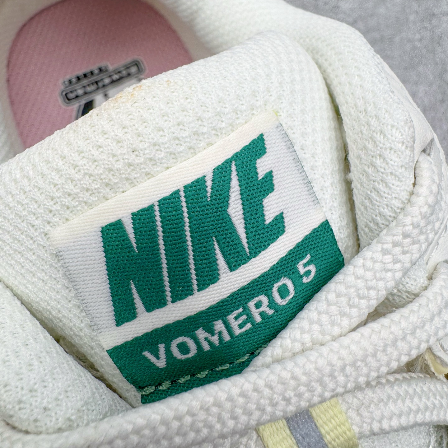 图片[12]-＃HP纯原 NK Air Zoom Vomero 5 经典复古潮流运动跑鞋 FN8361-100 原装纸板楦头开发 独家私模八层组合大底 市场唯一正确版本 进口三文治网面 融蕴繁复设计风范和丰富层次感 缔造运动鞋佳选 助你轻松型出范 开辟独属于自己的路 鞋款采用多层设计 融入织物与合成材质 塑就本季出众鞋款 合成材质与织物组合鞋面 经久耐穿 后跟网眼拼接和透气孔设计 轻盈透气Zoom Air缓震配置提供出色回弹缓震性能 实现快速离地的出众脚感 巧糅科技感和低调设计 为鞋款注入反光细节 令你迈步间尽显闪耀魅力 结合中性色调 让你驾驭不同穿搭 打造非凡造型 尺码：36 36.5 37.5 38 38.5 39 40 40.5 41 42 42.5 43 44 44.5 45 46-选品中心