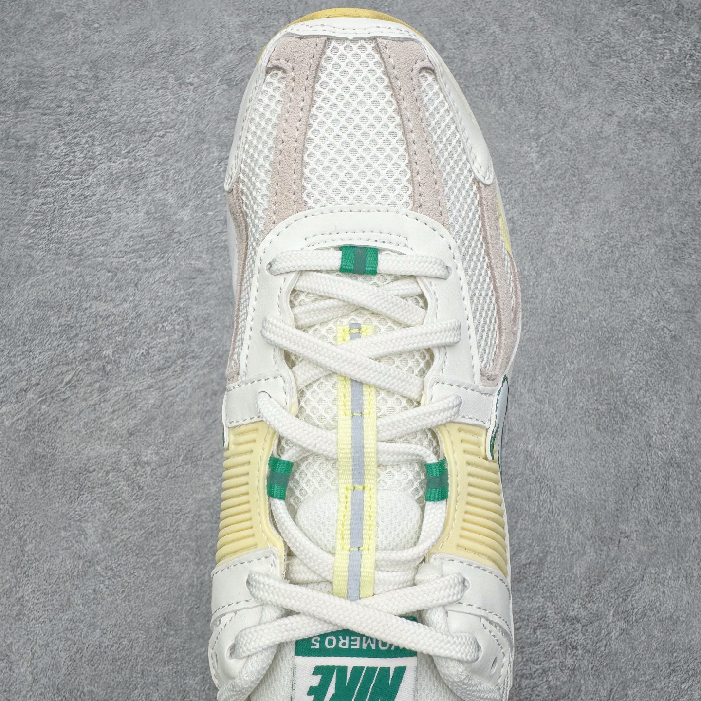 图片[4]-＃HP纯原 NK Air Zoom Vomero 5 经典复古潮流运动跑鞋 FN8361-100 原装纸板楦头开发 独家私模八层组合大底 市场唯一正确版本 进口三文治网面 融蕴繁复设计风范和丰富层次感 缔造运动鞋佳选 助你轻松型出范 开辟独属于自己的路 鞋款采用多层设计 融入织物与合成材质 塑就本季出众鞋款 合成材质与织物组合鞋面 经久耐穿 后跟网眼拼接和透气孔设计 轻盈透气Zoom Air缓震配置提供出色回弹缓震性能 实现快速离地的出众脚感 巧糅科技感和低调设计 为鞋款注入反光细节 令你迈步间尽显闪耀魅力 结合中性色调 让你驾驭不同穿搭 打造非凡造型 尺码：36 36.5 37.5 38 38.5 39 40 40.5 41 42 42.5 43 44 44.5 45 46-选品中心