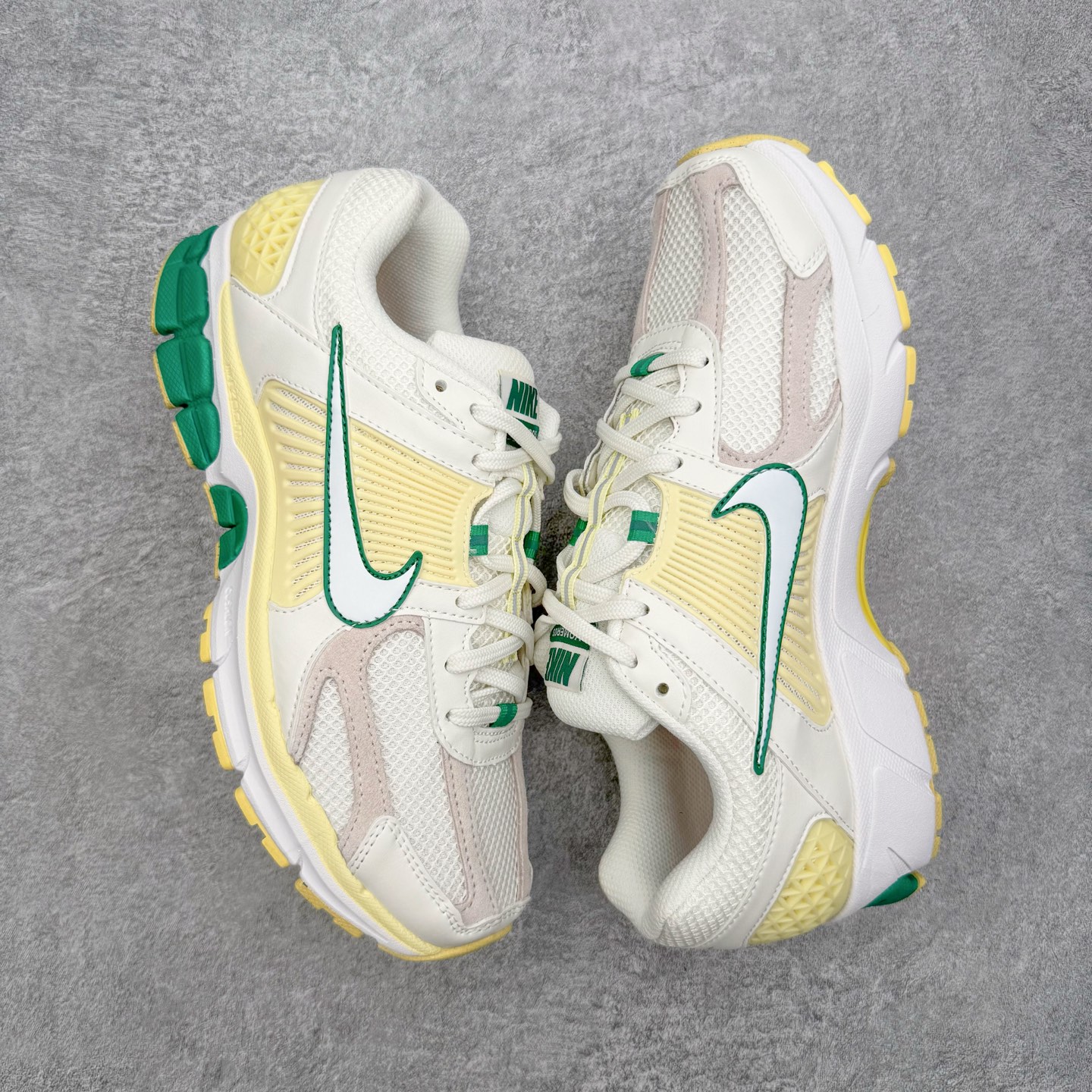 图片[3]-＃HP纯原 NK Air Zoom Vomero 5 经典复古潮流运动跑鞋 FN8361-100 原装纸板楦头开发 独家私模八层组合大底 市场唯一正确版本 进口三文治网面 融蕴繁复设计风范和丰富层次感 缔造运动鞋佳选 助你轻松型出范 开辟独属于自己的路 鞋款采用多层设计 融入织物与合成材质 塑就本季出众鞋款 合成材质与织物组合鞋面 经久耐穿 后跟网眼拼接和透气孔设计 轻盈透气Zoom Air缓震配置提供出色回弹缓震性能 实现快速离地的出众脚感 巧糅科技感和低调设计 为鞋款注入反光细节 令你迈步间尽显闪耀魅力 结合中性色调 让你驾驭不同穿搭 打造非凡造型 尺码：36 36.5 37.5 38 38.5 39 40 40.5 41 42 42.5 43 44 44.5 45 46-选品中心