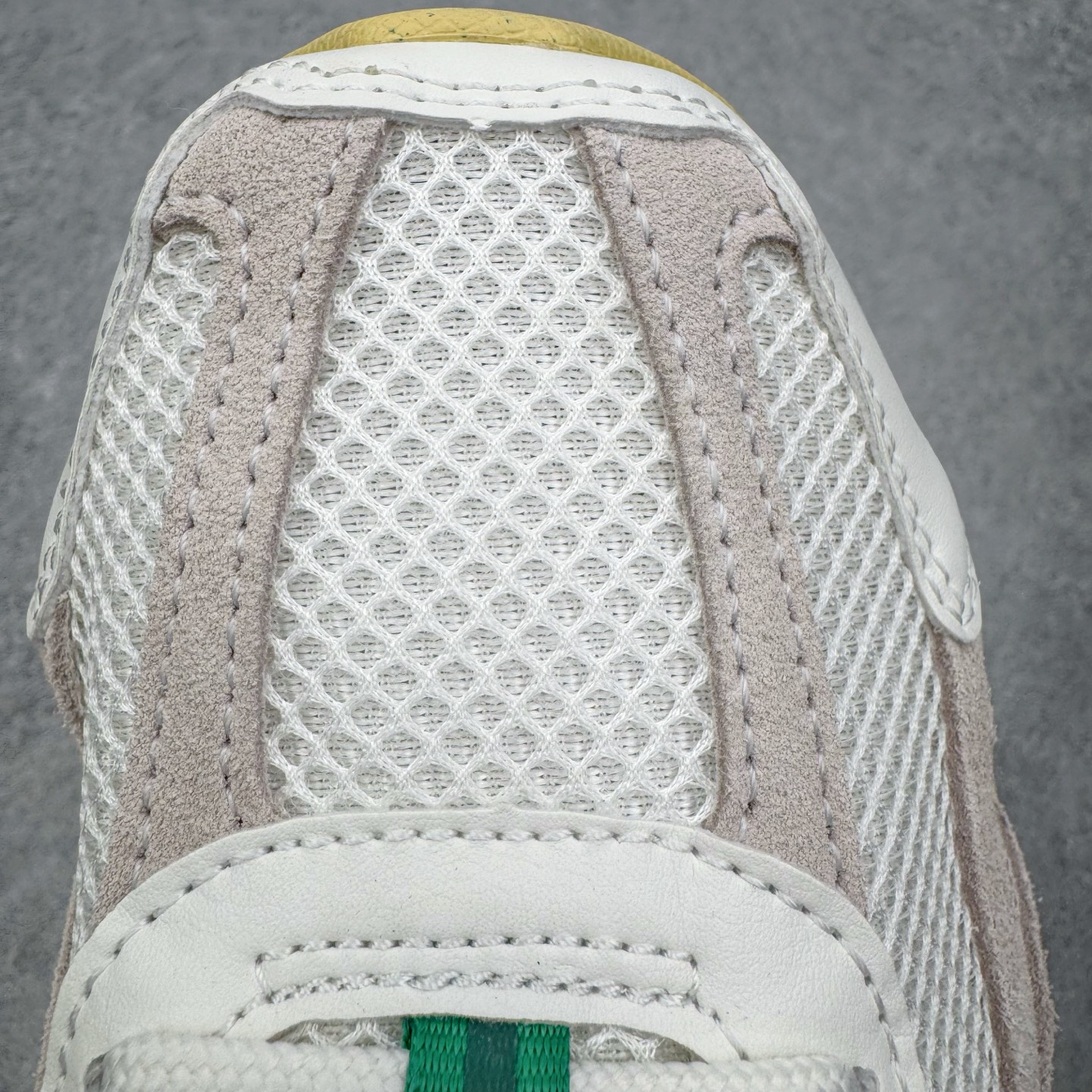 图片[13]-＃HP纯原 NK Air Zoom Vomero 5 经典复古潮流运动跑鞋 FN8361-100 原装纸板楦头开发 独家私模八层组合大底 市场唯一正确版本 进口三文治网面 融蕴繁复设计风范和丰富层次感 缔造运动鞋佳选 助你轻松型出范 开辟独属于自己的路 鞋款采用多层设计 融入织物与合成材质 塑就本季出众鞋款 合成材质与织物组合鞋面 经久耐穿 后跟网眼拼接和透气孔设计 轻盈透气Zoom Air缓震配置提供出色回弹缓震性能 实现快速离地的出众脚感 巧糅科技感和低调设计 为鞋款注入反光细节 令你迈步间尽显闪耀魅力 结合中性色调 让你驾驭不同穿搭 打造非凡造型 尺码：36 36.5 37.5 38 38.5 39 40 40.5 41 42 42.5 43 44 44.5 45 46-选品中心