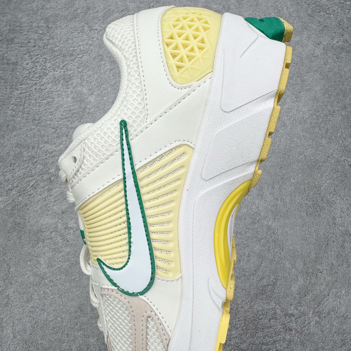 图片[7]-＃HP纯原 NK Air Zoom Vomero 5 经典复古潮流运动跑鞋 FN8361-100 原装纸板楦头开发 独家私模八层组合大底 市场唯一正确版本 进口三文治网面 融蕴繁复设计风范和丰富层次感 缔造运动鞋佳选 助你轻松型出范 开辟独属于自己的路 鞋款采用多层设计 融入织物与合成材质 塑就本季出众鞋款 合成材质与织物组合鞋面 经久耐穿 后跟网眼拼接和透气孔设计 轻盈透气Zoom Air缓震配置提供出色回弹缓震性能 实现快速离地的出众脚感 巧糅科技感和低调设计 为鞋款注入反光细节 令你迈步间尽显闪耀魅力 结合中性色调 让你驾驭不同穿搭 打造非凡造型 尺码：36 36.5 37.5 38 38.5 39 40 40.5 41 42 42.5 43 44 44.5 45 46-选品中心