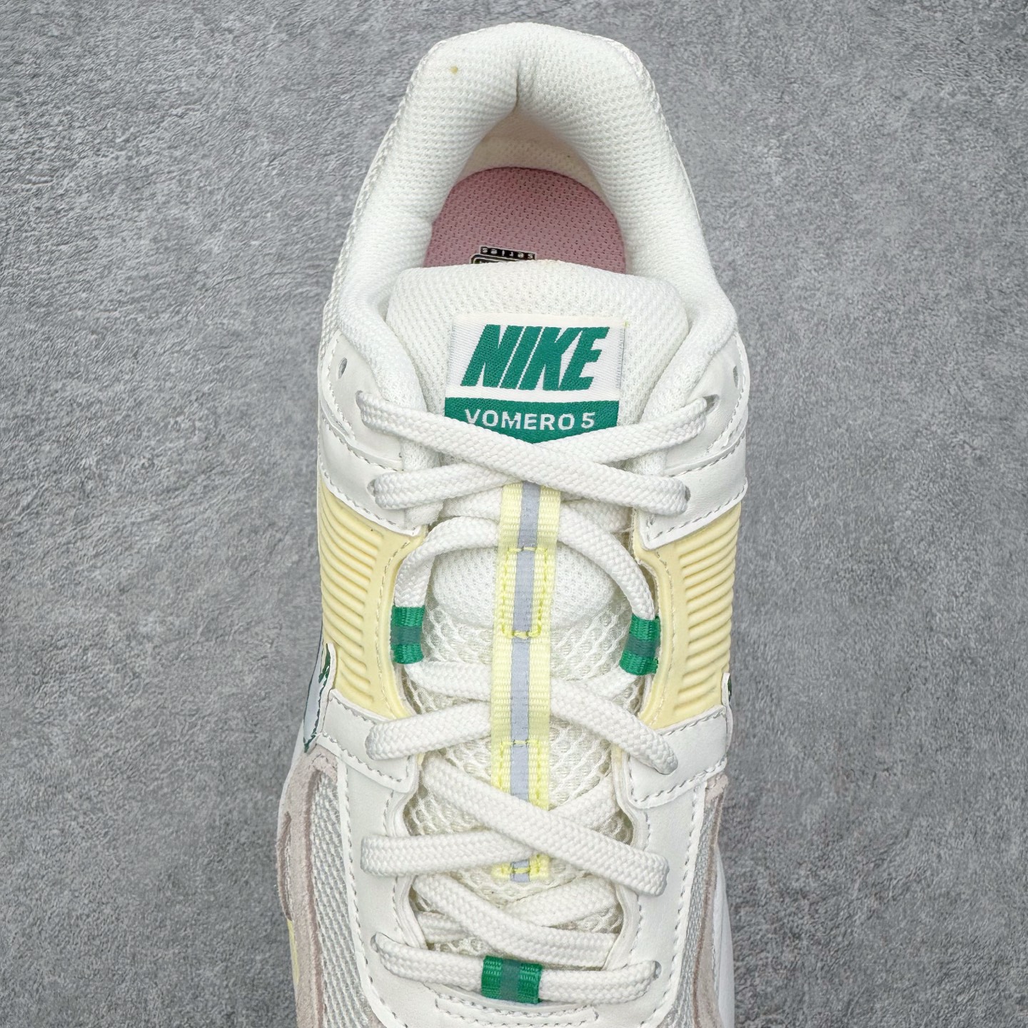 图片[5]-＃HP纯原 NK Air Zoom Vomero 5 经典复古潮流运动跑鞋 FN8361-100 原装纸板楦头开发 独家私模八层组合大底 市场唯一正确版本 进口三文治网面 融蕴繁复设计风范和丰富层次感 缔造运动鞋佳选 助你轻松型出范 开辟独属于自己的路 鞋款采用多层设计 融入织物与合成材质 塑就本季出众鞋款 合成材质与织物组合鞋面 经久耐穿 后跟网眼拼接和透气孔设计 轻盈透气Zoom Air缓震配置提供出色回弹缓震性能 实现快速离地的出众脚感 巧糅科技感和低调设计 为鞋款注入反光细节 令你迈步间尽显闪耀魅力 结合中性色调 让你驾驭不同穿搭 打造非凡造型 尺码：36 36.5 37.5 38 38.5 39 40 40.5 41 42 42.5 43 44 44.5 45 46-选品中心