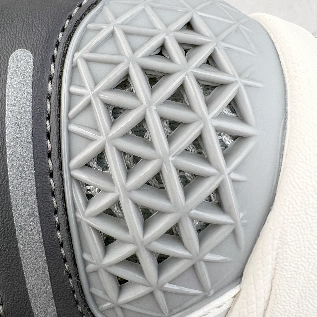 图片[15]-＃HP纯原 NK Air Zoom Vomero 5 经典复古潮流运动跑鞋 FD9919-001 原装纸板楦头开发 独家私模八层组合大底 市场唯一正确版本 进口三文治网面 融蕴繁复设计风范和丰富层次感 缔造运动鞋佳选 助你轻松型出范 开辟独属于自己的路 鞋款采用多层设计 融入织物与合成材质 塑就本季出众鞋款 合成材质与织物组合鞋面 经久耐穿 后跟网眼拼接和透气孔设计 轻盈透气Zoom Air缓震配置提供出色回弹缓震性能 实现快速离地的出众脚感 巧糅科技感和低调设计 为鞋款注入反光细节 令你迈步间尽显闪耀魅力 结合中性色调 让你驾驭不同穿搭 打造非凡造型 尺码：36 36.5 37.5 38 38.5 39 40 40.5 41 42 42.5 43 44 44.5 45 46-选品中心
