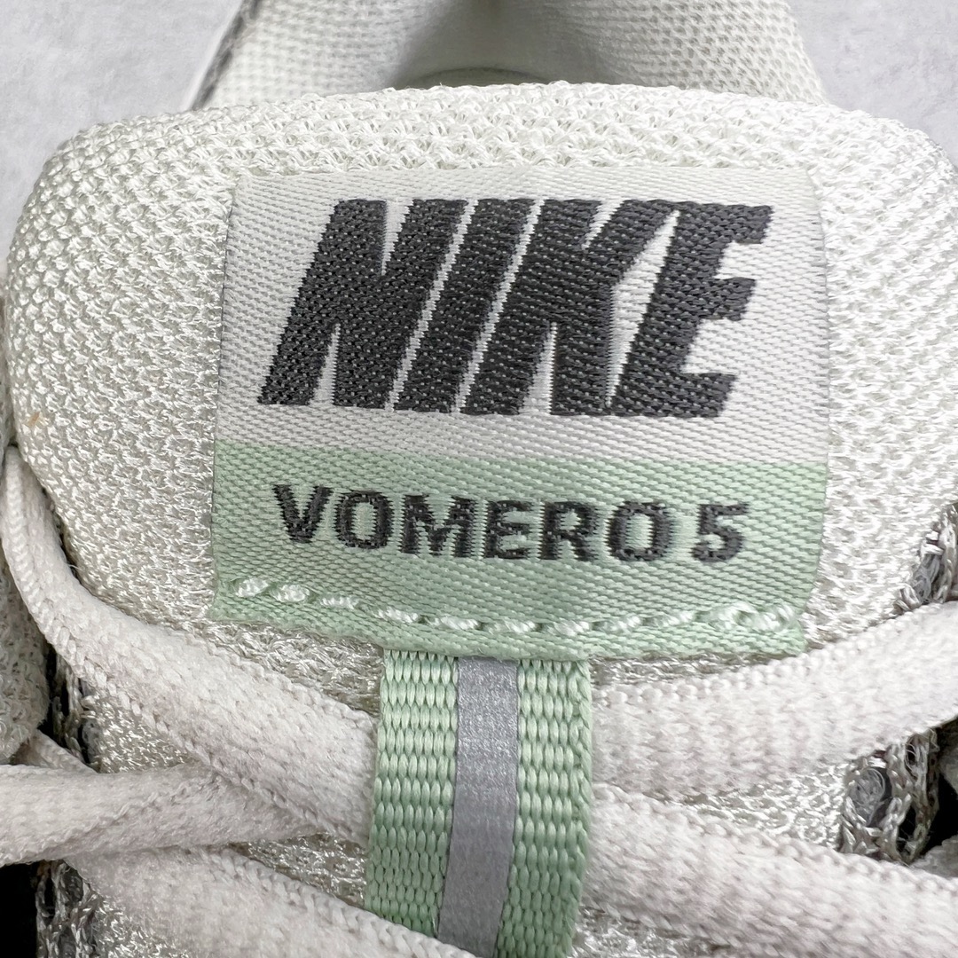 图片[11]-＃HP纯原 NK Air Zoom Vomero 5 经典复古潮流运动跑鞋 FB8825-001 原装纸板楦头开发 独家私模八层组合大底 市场唯一正确版本 进口三文治网面 融蕴繁复设计风范和丰富层次感 缔造运动鞋佳选 助你轻松型出范 开辟独属于自己的路 鞋款采用多层设计 融入织物与合成材质 塑就本季出众鞋款 合成材质与织物组合鞋面 经久耐穿 后跟网眼拼接和透气孔设计 轻盈透气Zoom Air缓震配置提供出色回弹缓震性能 实现快速离地的出众脚感 巧糅科技感和低调设计 为鞋款注入反光细节 令你迈步间尽显闪耀魅力 结合中性色调 让你驾驭不同穿搭 打造非凡造型 尺码：36 36.5 37.5 38 38.5 39 40 40.5 41 42 42.5 43 44 44.5 45 46-选品中心
