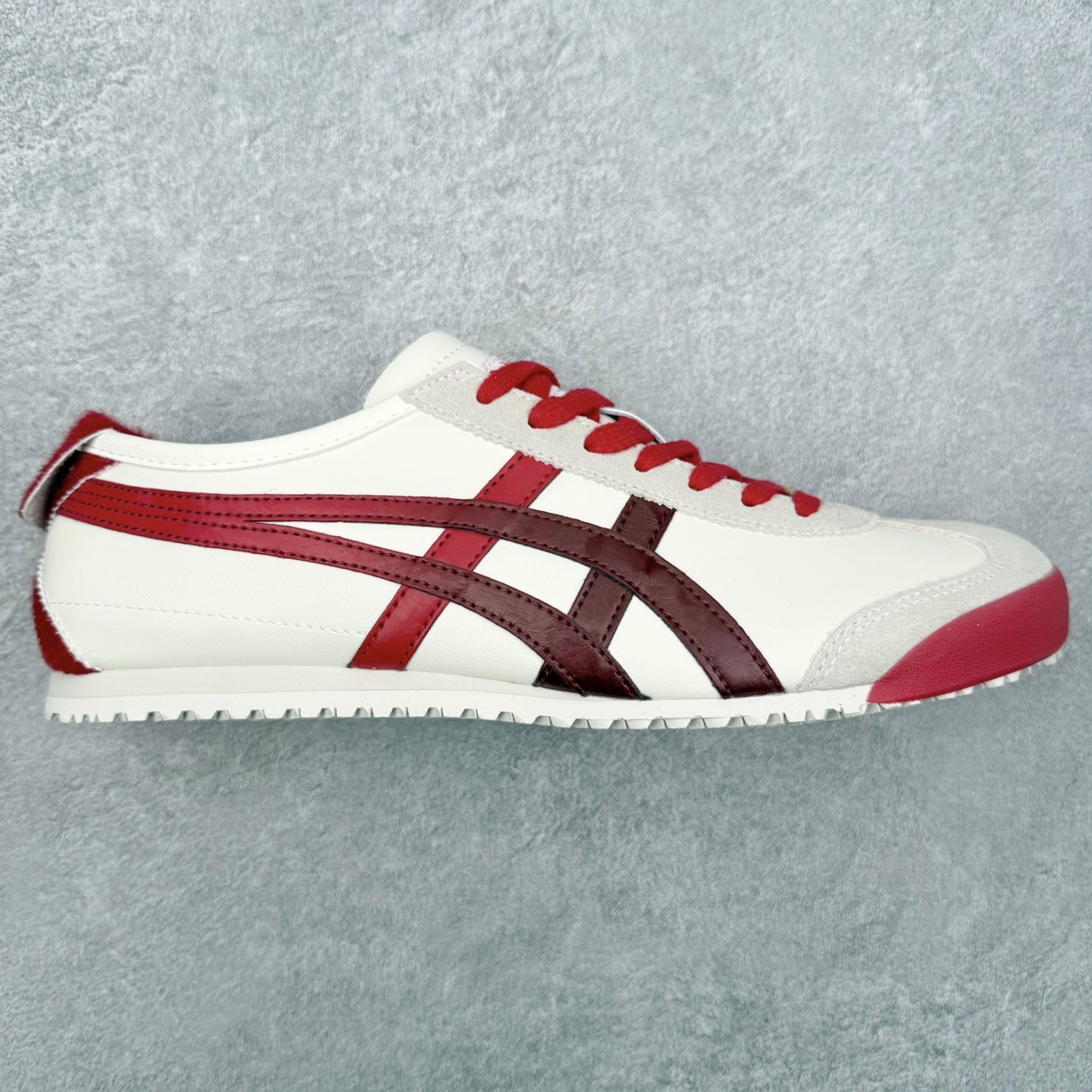 ＃C版 Asics Onitsuka Tiger MEXICO 66 亚瑟士鬼冢虎复古经典板鞋 市场王者选手 海外订单工厂出品 长期生产补货永不断码 超成熟稳定的做工品控 原装全套纸板楦头开发 原汁原味 完美呈现版型 私模正确鞋底咬花纹路 一比一鞋头弧度高度鞋身弧度 绝不口嗨 细节品控鞋型随意秒杀市面 原档咬花纹路私模大底 一个单元有六个三角形 总体形拼接呈现花瓣状 官方四联吊牌 原装Ortholite轻量化鞋垫 原盒原配 质保卡 说明书 钢印防尘纸 纸板中底带钢印 乳胶组合鞋垫 支持全方位的对比专柜 产品从款式颜色造型上体现出追求舒适和细节的完美 鞋类更是推崇手工制作的严谨与完美 融舒适性与可穿性的设计风格 注重细节的完美和别致魅力 既保持稳重 又不失轻松的时尚感 尺码：36 37 37.5 38 39 39.5 40 40.5 41.5 42 42.5 43.5 44 45-选品中心