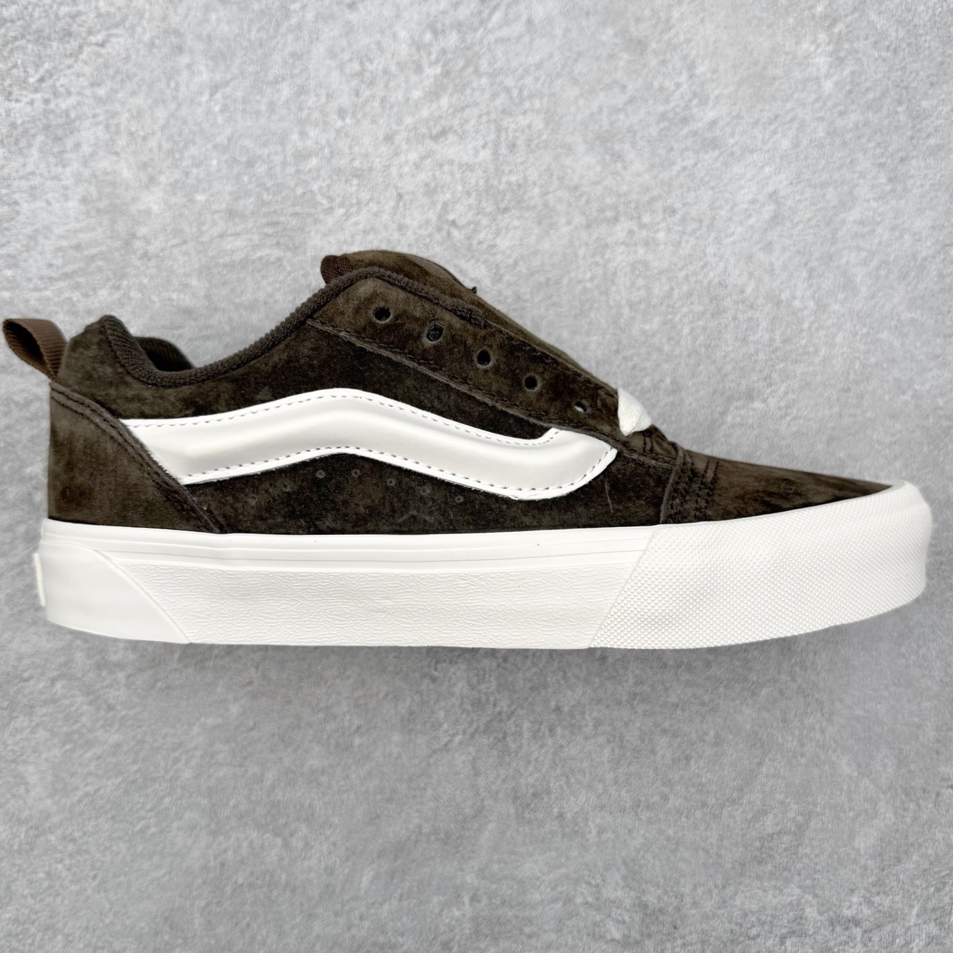 Vans Knu Skool 摩卡棕 2026新款 复古休闲胖胖面包鞋 肥胖版大LOGO原版全皮猪八面料 货号：VN000D6ZEMP 尺码：35 36 36.5 37 38 38.5 39 40 40.5 41 42 42.5 43 44 工艺：硫化1：1（重量1：1、真标、原钢印、材质标、鞋型标、合格证）-选品中心