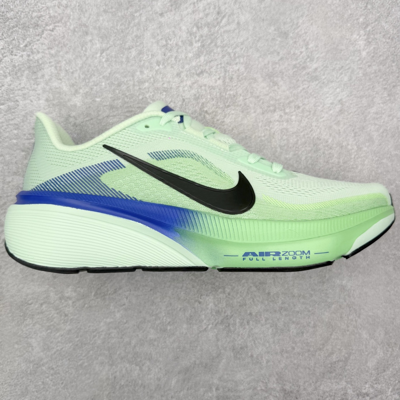 图片[3]-NK Zoom Pegasus 飞马42代马拉松系列网面透气缓震疾速跑鞋 拥有 Zoom Air 一如既往的稳定感和流畅感 鞋面采用工程网眼设计 为特定高热区域营造出色透气性 进一步增加鞋面的穿孔数量 让足部能够快速散热 中足搭配 Flywire 飞线 在高速运动时营造舒适稳定的贴合感 内置Zoon气垫加持 动力十足 尺码：36 36.5 37.5 38 38.5 39 40 40.5 41 42 42.5 43 44 44.5 45-选品中心