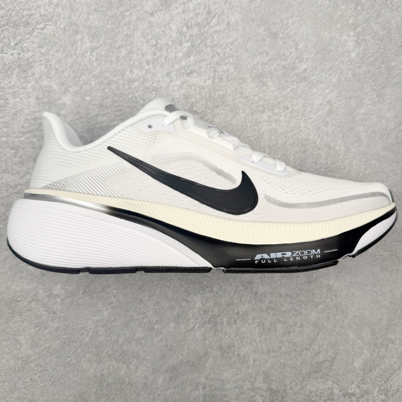NK Zoom Pegasus 飞马42代马拉松系列网面透气缓震疾速跑鞋 拥有 Zoom Air 一如既往的稳定感和流畅感 鞋面采用工程网眼设计 为特定高热区域营造出色透气性 进一步增加鞋面的穿孔数量 让足部能够快速散热 中足搭配 Flywire 飞线 在高速运动时营造舒适稳定的贴合感 内置Zoon气垫加持 动力十足 尺码：36 36.5 37.5 38 38.5 39 40 40.5 41 42 42.5 43 44 44.5 45-选品中心