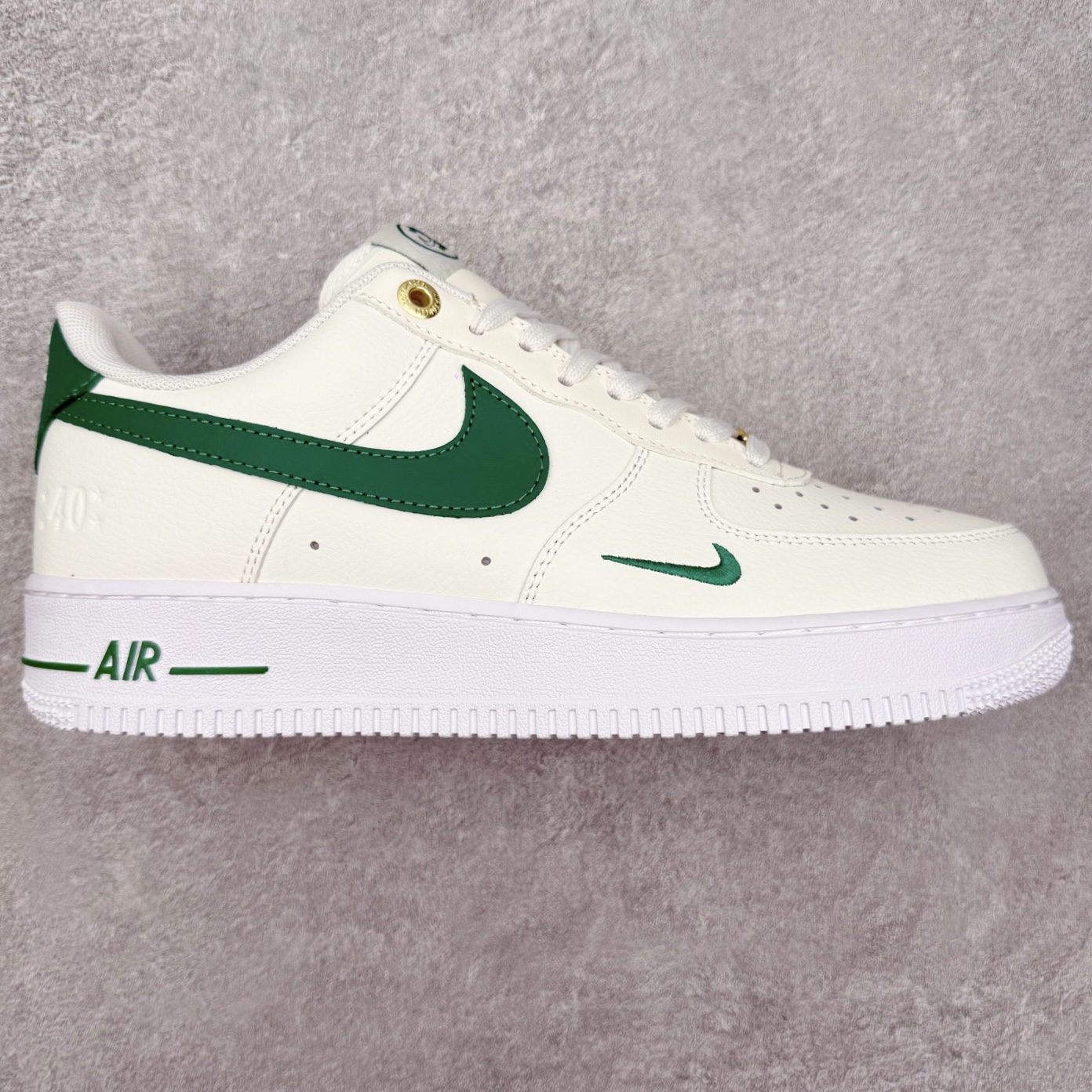 图片[7]-＃特价福利 NK Air Force 1´07 Low 空军一号低帮百搭休闲运动板鞋 2022全新楦头鞋型 鱼鳞大底 历时开发三个月 清洁度完美 二维码鞋标 内置芯片及solo气垫 大底高度及其弧度依照正品 钢印 logo刺绣 鞋口弧度 鞋头长度 鞋面冲孔 鞋垫背胶及钢印 完美鞋型对比正品 每一处都是细节满满 尺码：35.5 36 36.5 37.5 38 38.5 39 40 40.5 41 42 42.5 43 44 44.5 45-选品中心
