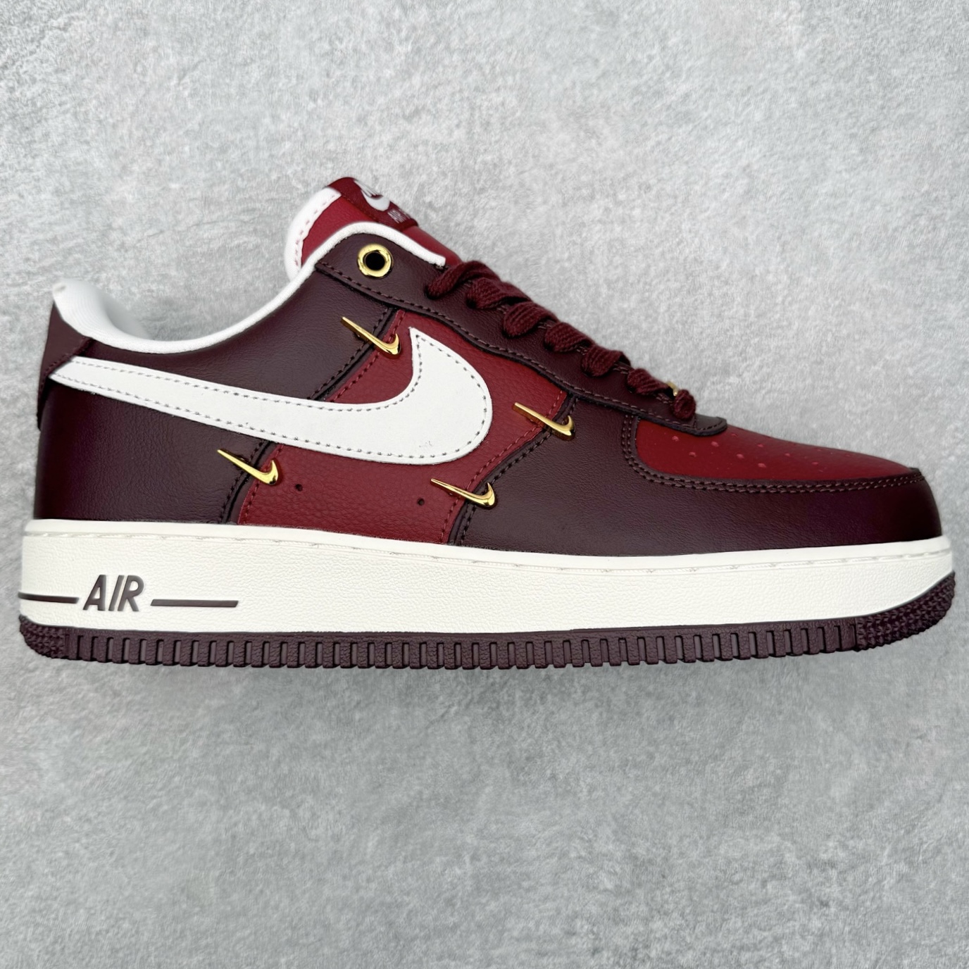图片[6]-＃特价福利 NK Air Force 1´07 Low 空军一号低帮百搭休闲运动板鞋 2022全新楦头鞋型 鱼鳞大底 历时开发三个月 清洁度完美 二维码鞋标 内置芯片及solo气垫 大底高度及其弧度依照正品 钢印 logo刺绣 鞋口弧度 鞋头长度 鞋面冲孔 鞋垫背胶及钢印 完美鞋型对比正品 每一处都是细节满满 尺码：35.5 36 36.5 37.5 38 38.5 39 40 40.5 41 42 42.5 43 44 44.5 45-选品中心