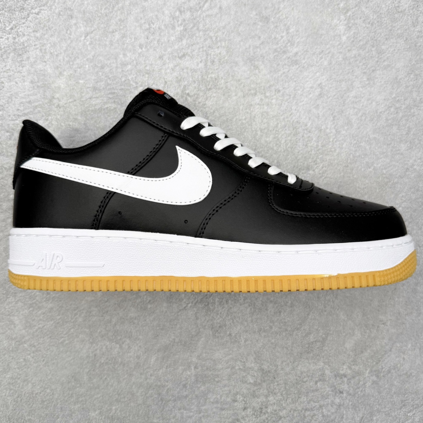 图片[5]-＃特价福利 NK Air Force 1´07 Low 空军一号低帮百搭休闲运动板鞋 2022全新楦头鞋型 鱼鳞大底 历时开发三个月 清洁度完美 二维码鞋标 内置芯片及solo气垫 大底高度及其弧度依照正品 钢印 logo刺绣 鞋口弧度 鞋头长度 鞋面冲孔 鞋垫背胶及钢印 完美鞋型对比正品 每一处都是细节满满 尺码：35.5 36 36.5 37.5 38 38.5 39 40 40.5 41 42 42.5 43 44 44.5 45-选品中心