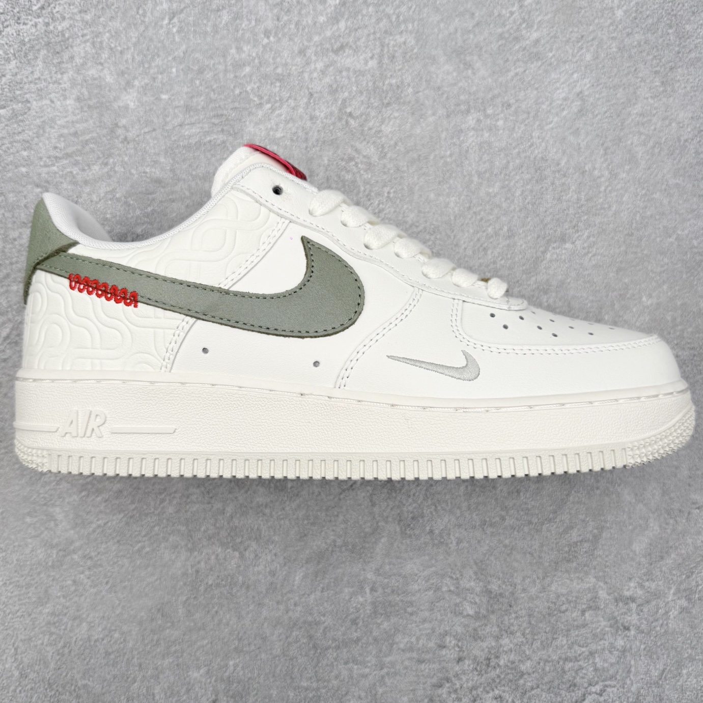 图片[4]-＃特价福利 NK Air Force 1´07 Low 空军一号低帮百搭休闲运动板鞋 2022全新楦头鞋型 鱼鳞大底 历时开发三个月 清洁度完美 二维码鞋标 内置芯片及solo气垫 大底高度及其弧度依照正品 钢印 logo刺绣 鞋口弧度 鞋头长度 鞋面冲孔 鞋垫背胶及钢印 完美鞋型对比正品 每一处都是细节满满 尺码：35.5 36 36.5 37.5 38 38.5 39 40 40.5 41 42 42.5 43 44 44.5 45-选品中心
