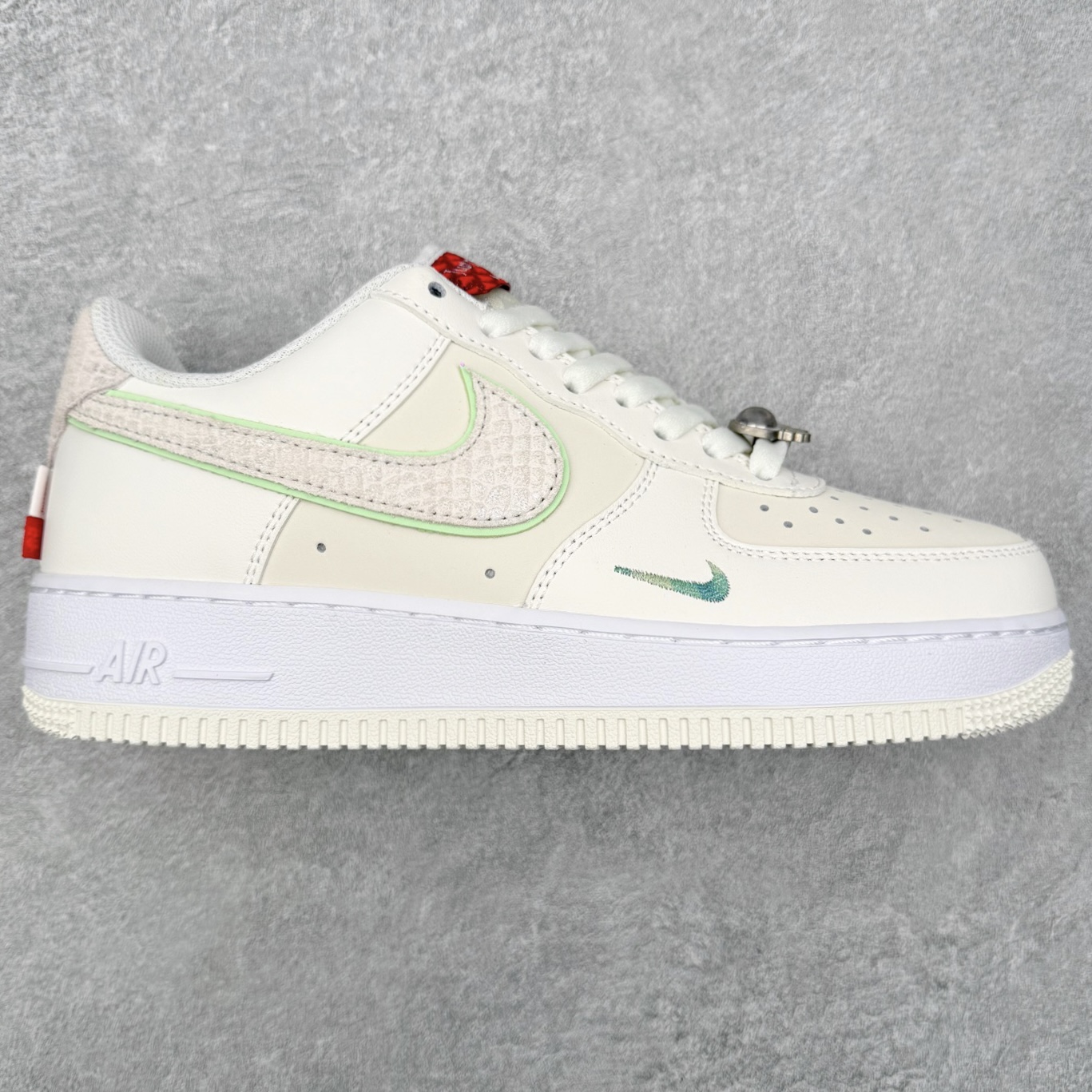 图片[3]-＃特价福利 NK Air Force 1´07 Low 空军一号低帮百搭休闲运动板鞋 2022全新楦头鞋型 鱼鳞大底 历时开发三个月 清洁度完美 二维码鞋标 内置芯片及solo气垫 大底高度及其弧度依照正品 钢印 logo刺绣 鞋口弧度 鞋头长度 鞋面冲孔 鞋垫背胶及钢印 完美鞋型对比正品 每一处都是细节满满 尺码：35.5 36 36.5 37.5 38 38.5 39 40 40.5 41 42 42.5 43 44 44.5 45-选品中心