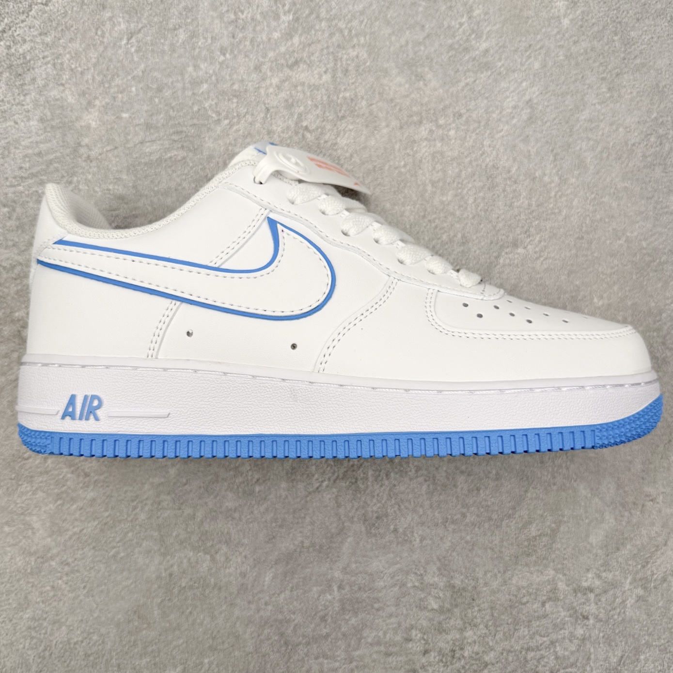 ＃特价福利 NK Air Force 1´07 Low 空军一号低帮百搭休闲运动板鞋 2022全新楦头鞋型 鱼鳞大底 历时开发三个月 清洁度完美 二维码鞋标 内置芯片及solo气垫 大底高度及其弧度依照正品 钢印 logo刺绣 鞋口弧度 鞋头长度 鞋面冲孔 鞋垫背胶及钢印 完美鞋型对比正品 每一处都是细节满满 尺码：35.5 36 36.5 37.5 38 38.5 39 40 40.5 41 42 42.5 43 44 44.5 45-选品中心