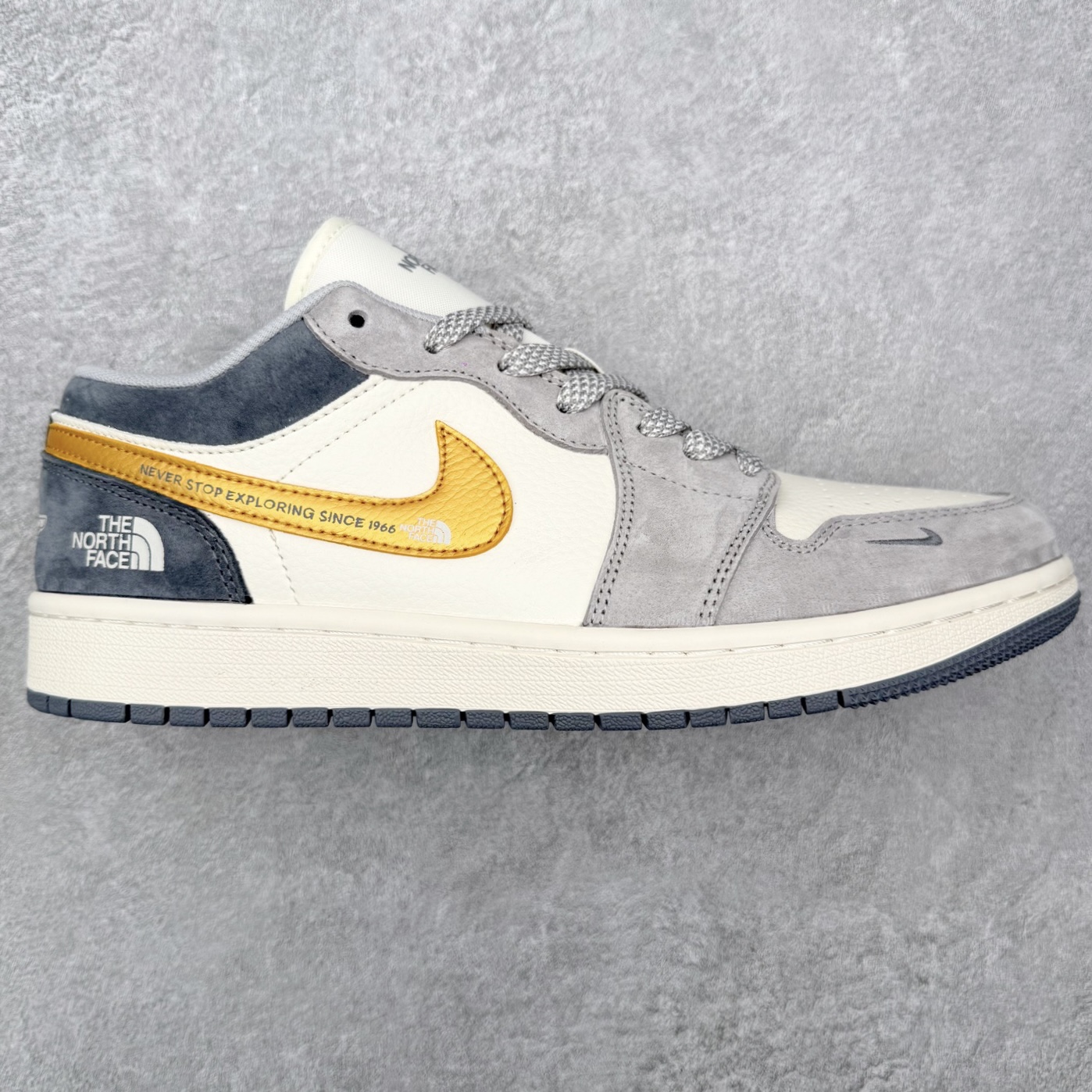 ＃福利特价 Air Jordan AJ1 Low 低帮联名定制配色 原厂内置气垫魔块 A模大底 头层小牛皮 鞋舌AJ原厂专用牛津布+AJ专用反口珍珠布+原厂无杂质高弹内里海棉+特殊封边弹力鞋带 实拍调校N版已经零色差零失真 百分百还原实物色彩所见即所得 不存在货不对板色差等低级问题 选购参考实物拍摄 不混卖不参货 只用心做好货严格选品 承诺混一赔十 尺码：36 36.5 37.5 38 38.5 39 40 40.5 41 42 42.5 43 44 44.5 45-选品中心