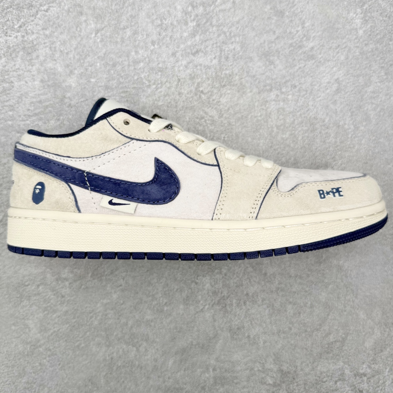 ＃福利特价 Air Jordan AJ1 Low 低帮联名定制配色 原厂内置气垫魔块 A模大底 头层小牛皮 鞋舌AJ原厂专用牛津布+AJ专用反口珍珠布+原厂无杂质高弹内里海棉+特殊封边弹力鞋带 实拍调校N版已经零色差零失真 百分百还原实物色彩所见即所得 不存在货不对板色差等低级问题 选购参考实物拍摄 不混卖不参货 只用心做好货严格选品 承诺混一赔十 尺码：36 36.5 37.5 38 38.5 39 40 40.5 41 42 42.5 43 44 44.5 45-选品中心