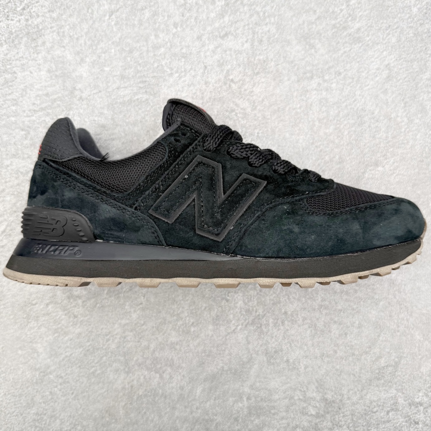 NB新百伦New Balance U574升级版系列低帮复古休闲运动慢跑鞋 新版NB574，妥妥美产既视感有木有。相较传统574，新版鞋跟及鞋面设计自带9系美产既视感！鞋面、内衬质感以及穿着体验更加！鞋型更流畅和饱满,鞋底增添了风格的多样化!底部升级橡胶颗粒大底,更防滑耐磨,上脚后感觉柔软且舒适。尺码：36 36.5 37.5 38 38.5 39.5 40 40.5 41.5 42 42.5 43 44 45-选品中心