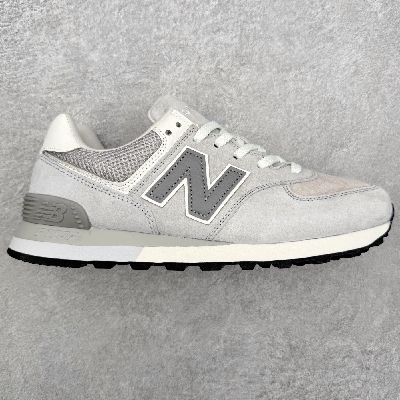 NB新百伦New Balance U574升级版系列低帮复古休闲运动慢跑鞋 新版NB574，妥妥美产既视感有木有。相较传统574，新版鞋跟及鞋面设计自带9系美产既视感！鞋面、内衬质感以及穿着体验更加！鞋型更流畅和饱满,鞋底增添了风格的多样化!底部升级橡胶颗粒大底,更防滑耐磨,上脚后感觉柔软且舒适。尺码：36 36.5 37.5 38 38.5 39.5 40 40.5 41.5 42 42.5 43 44 45-选品中心