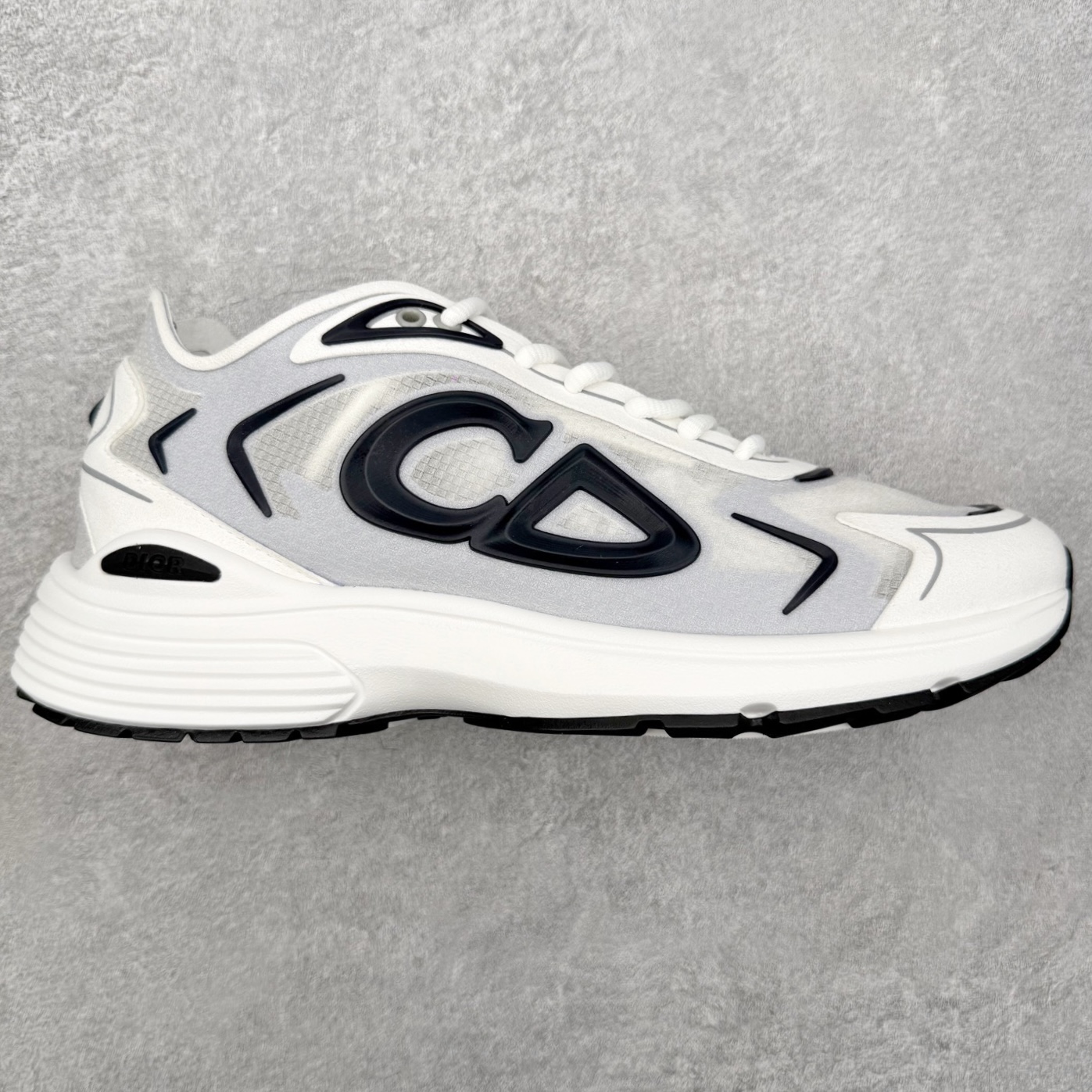 纯原 Dior x Stone Island 迪奥石头岛联名款B30系列休闲运动鞋老爹鞋 原版购入开发 做货 这次精彩的合作堪称一场别开生面的对话，展现了非凡的创意。金•琼斯 （KIM JONES）倾情呈献 DIOR AND STONEISLAND 限定系列，经典罗盘玫瑰与 DIOR 徽标相互融合外贸热销款 原版开模 海淘专供品质同渠道货源 该款系列采用黑网色眼织物白和色科技料面精心制作，作饰以反光“CD30”图形标志，外格轻盈的刻雕效果橡胶鞋搭底配标志性点的缀提升格调，内弹部力细节塑造想理的舒适穿着体验可与各休式闲造型配搭，彰显尚时现代的运风动范 尺码：35 36 37 38 39 40 41 42 43 44 45 46-选品中心