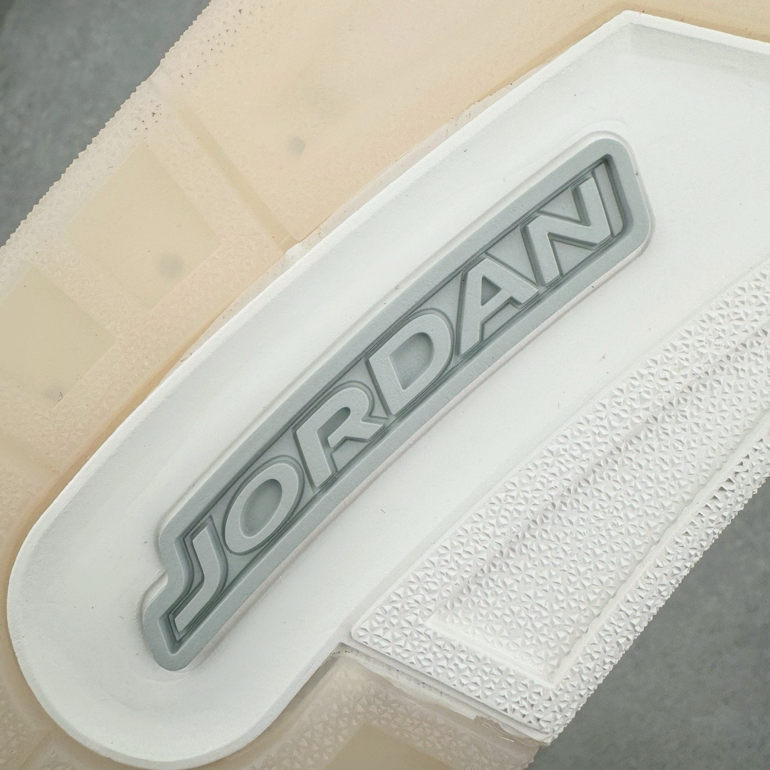 图片[16]-＃KZ神版福利 Air Jordan AJ3 Craft \\\”Ivory\\\” 象牙白 货号：FJ9479-100 独家外贸特供尺码含45.5 48.5 国内外口碑最好最推荐的产品 市场中端王者 亲自操刀耗时半年巨作 全套原纸板楦头开发 原厂大底磨具加持立体防滑纹理 原装可视Air Sole气垫 原汁原味最完美的三代版型 唯一正确鞋头趴度弧度高度鞋身腰线 此版本只针对中端市场 皮料材质有所更替 其他数据细节工艺流程均保持一致 绝不口嗨 细节品控鞋型随意秒杀市面3XX 4XX 原厂TPU后跟饰片 正确内里反口里网布 皮料菱角分明不变形无多余毛边 正确手工大底描漆拉丝 市场唯一原厂鞋扣模具 原厂织唛标 原厂飞人电绣工艺 尾指中部跳三针 独家绑鞋带手法 印刷中底布 四线拉帮 米色美纹纸贴合固定 进口港宝加持 后跟自然饱满 全鞋荧光划线卡点 追求极致完美 每一双都是工艺品 多重QC质检 超越公司货的品控标准 实实在在的免检产品 尺码：40 40.5 41 42 42.5 43 44 44.5 45 45.5 46 47.5 48.5-选品中心