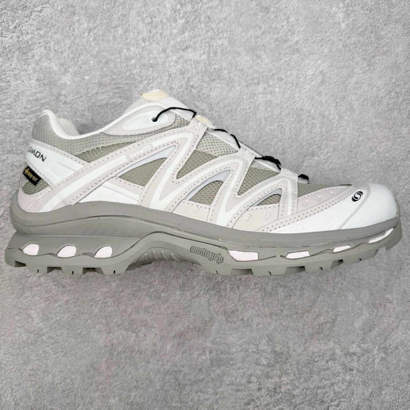 ＃PK4.0 Salomon XT-QUEST ADV 萨洛蒙潮流越野机能户外功能鞋 基于市场现有版本全新升级调整改良 现阶段市场最强产物 全新主色陆续出货 大底描漆工整零瑕疵 鞋头定型弧度完美 纯原外贸平台特供订单 耗时半年巨作 全套原纸板楦头开发 原厂特供网布配套加持 确保原汁原味 完美呈现版型 原档数据独家私模五层组合大底 男女鞋同步官方开发至46.5 原装Ortholite轻量化鞋垫 中底布带钢印编号 原厂TPU锁扣 进口港宝加持 后跟自然饱满 还原公司包裹性 基于 SALOMON 初代 XT 鞋身造型并搭载 4D ADVANCED CHASSIS™ 大底打造而成 为这款 XT-QUEST 带来了多项足部控制与保护等功能性 如在运动过程中控制左右晃动的过程而提高稳定性、改善长途越野过程中足中到足尖的过渡、提高感知岩石的精确度以抵抗尖锐物体对脚底的伤害以及采用动态缓冲来增强穿着舒适感 从而减轻疲劳感 使XT-QUEST 成为一双舒适且安全的户外之履 尺码：36 36.5 37.5 38 38.5 39 40 40.5 41 42 42.5 43 44 44.5 45-选品中心