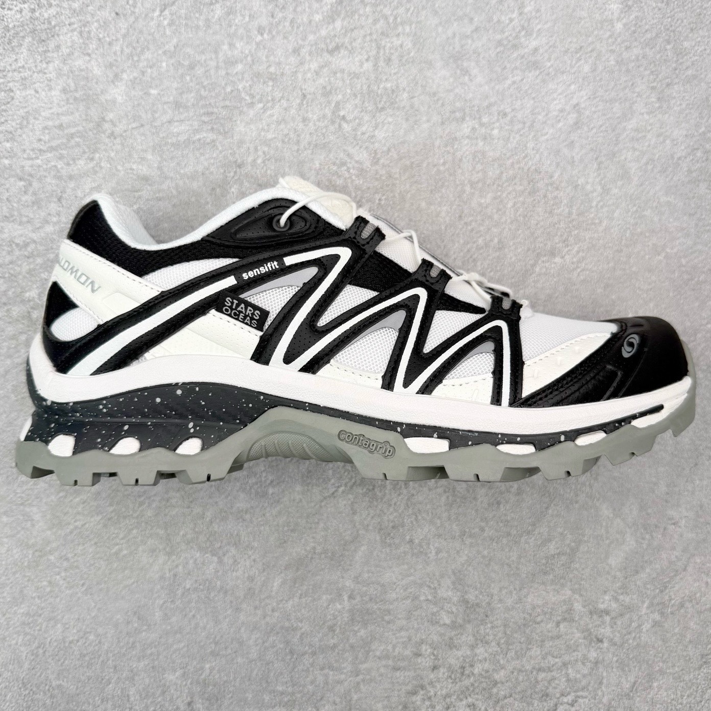 ＃PK4.0 Salomon XT-QUEST ADV 萨洛蒙潮流越野机能户外功能鞋 基于市场现有版本全新升级调整改良 现阶段市场最强产物 全新主色陆续出货 大底描漆工整零瑕疵 鞋头定型弧度完美 纯原外贸平台特供订单 耗时半年巨作 全套原纸板楦头开发 原厂特供网布配套加持 确保原汁原味 完美呈现版型 原档数据独家私模五层组合大底 男女鞋同步官方开发至46.5 原装Ortholite轻量化鞋垫 中底布带钢印编号 原厂TPU锁扣 进口港宝加持 后跟自然饱满 还原公司包裹性 基于 SALOMON 初代 XT 鞋身造型并搭载 4D ADVANCED CHASSIS™ 大底打造而成 为这款 XT-QUEST 带来了多项足部控制与保护等功能性 如在运动过程中控制左右晃动的过程而提高稳定性、改善长途越野过程中足中到足尖的过渡、提高感知岩石的精确度以抵抗尖锐物体对脚底的伤害以及采用动态缓冲来增强穿着舒适感 从而减轻疲劳感 使XT-QUEST 成为一双舒适且安全的户外之履 尺码：36 36.5 37.5 38 38.5 39 40 40.5 41 42 42.5 43 44 44.5 45-选品中心