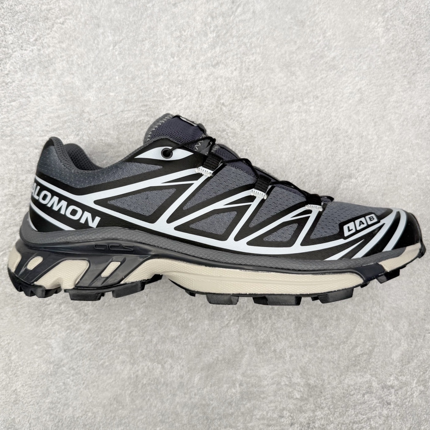 ＃PK4.0 Salomon XT-6 萨洛蒙复古潮流户外机能登山跑鞋 纯原外贸平台特供订单 耗时半年巨作 全套原纸板楦头开发 原厂特供网布配套加持 确保原汁原味 完美呈现版型 原档数据独家私模五层组合大底 原装Ortholite轻量化鞋垫 中底布带钢印编号 原厂TPU锁扣 进口港宝加持 后跟自然饱满 还原公司包裹性 鞋面以“锯齿”状的包裹系统呈现 在基色底之下加入了各种色点缀 将公司的最新技术和时尚前卫的造型融入耐用的长跑款式中 鞋面由 TPU 薄膜制成 并焊接在高耐磨网眼上 使其既时尚又坚固 由 ACS底盘支撑 可增强稳定性和支撑力 以及由橡胶凸耳 Contragrip外底覆盖的 EVA 缓冲中底 旨在应对崎岖的地形 鞋舌上的彩色Salomon 标签、Quicklace 系统以及鞋头、鞋舌和鞋跟上的附加品牌使细节更加完美 让穿着者可以轻松驾驭户外与通勤下的任何运动生活场景 无缝鞋身户外随意纵横 颜值与脚感兼备 出街通勤 绝对非常吸睛 你值得拥有 尺码：36 36.5 37.5 38 38.5 39 40 40.5 41 42 42.5 43 44 44.5 45 注意：偏小1码-选品中心