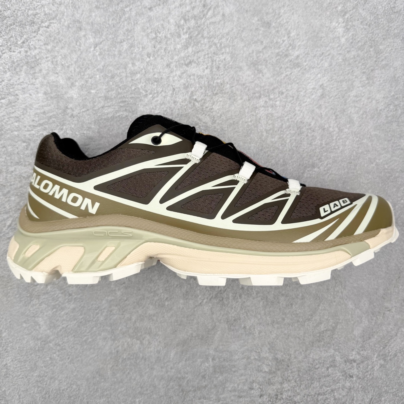 ＃PK4.0 Salomon XT-6 萨洛蒙复古潮流户外机能登山跑鞋 纯原外贸平台特供订单 耗时半年巨作 全套原纸板楦头开发 原厂特供网布配套加持 确保原汁原味 完美呈现版型 原档数据独家私模五层组合大底 原装Ortholite轻量化鞋垫 中底布带钢印编号 原厂TPU锁扣 进口港宝加持 后跟自然饱满 还原公司包裹性 鞋面以“锯齿”状的包裹系统呈现 在基色底之下加入了各种色点缀 将公司的最新技术和时尚前卫的造型融入耐用的长跑款式中 鞋面由 TPU 薄膜制成 并焊接在高耐磨网眼上 使其既时尚又坚固 由 ACS底盘支撑 可增强稳定性和支撑力 以及由橡胶凸耳 Contragrip外底覆盖的 EVA 缓冲中底 旨在应对崎岖的地形 鞋舌上的彩色Salomon 标签、Quicklace 系统以及鞋头、鞋舌和鞋跟上的附加品牌使细节更加完美 让穿着者可以轻松驾驭户外与通勤下的任何运动生活场景 无缝鞋身户外随意纵横 颜值与脚感兼备 出街通勤 绝对非常吸睛 你值得拥有 尺码：36 36.5 37.5 38 38.5 39 40 40.5 41 42 42.5 43 44 44.5 45 注意：偏小1码-选品中心