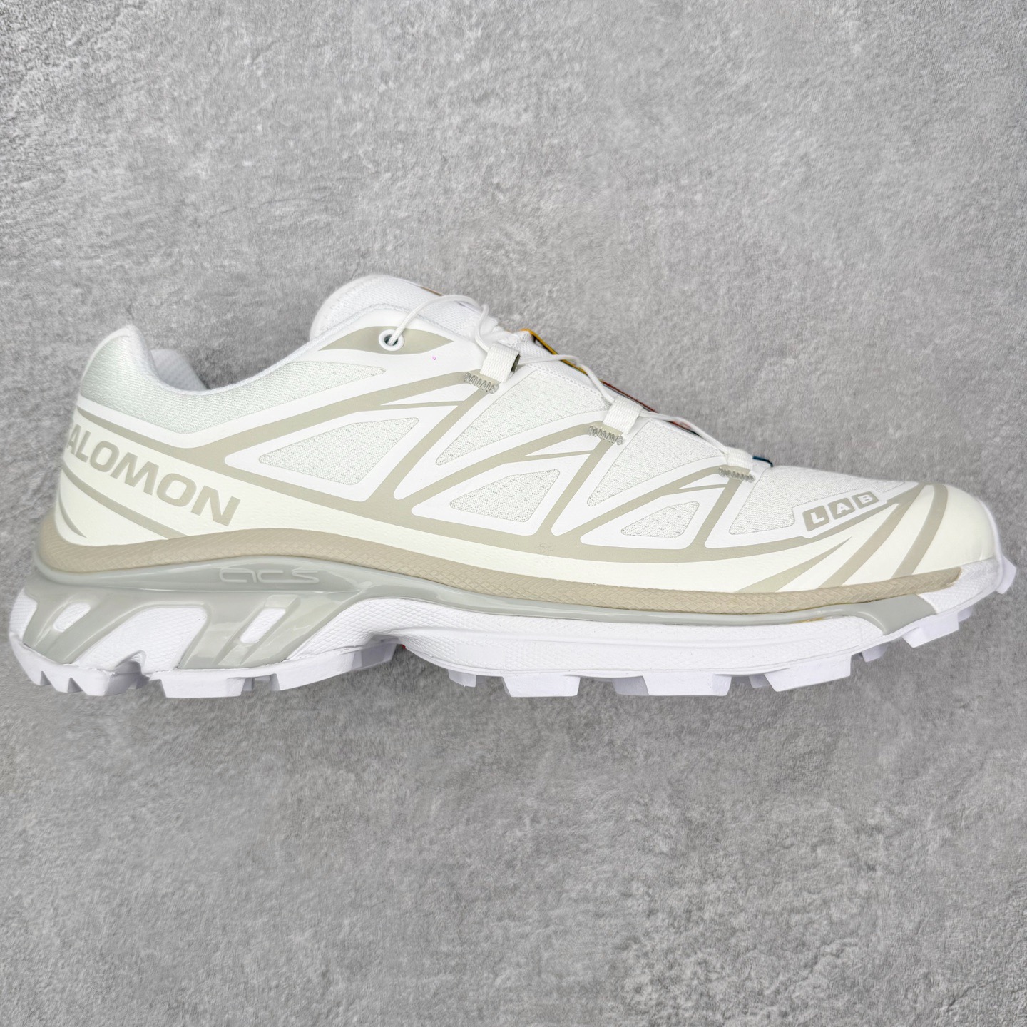 ＃PK4.0 Salomon XT-6 萨洛蒙复古潮流户外机能登山跑鞋 纯原外贸平台特供订单 耗时半年巨作 全套原纸板楦头开发 原厂特供网布配套加持 确保原汁原味 完美呈现版型 原档数据独家私模五层组合大底 原装Ortholite轻量化鞋垫 中底布带钢印编号 原厂TPU锁扣 进口港宝加持 后跟自然饱满 还原公司包裹性 鞋面以“锯齿”状的包裹系统呈现 在基色底之下加入了各种色点缀 将公司的最新技术和时尚前卫的造型融入耐用的长跑款式中 鞋面由 TPU 薄膜制成 并焊接在高耐磨网眼上 使其既时尚又坚固 由 ACS底盘支撑 可增强稳定性和支撑力 以及由橡胶凸耳 Contragrip外底覆盖的 EVA 缓冲中底 旨在应对崎岖的地形 鞋舌上的彩色Salomon 标签、Quicklace 系统以及鞋头、鞋舌和鞋跟上的附加品牌使细节更加完美 让穿着者可以轻松驾驭户外与通勤下的任何运动生活场景 无缝鞋身户外随意纵横 颜值与脚感兼备 出街通勤 绝对非常吸睛 你值得拥有 尺码：36 36.5 37.5 38 38.5 39 40 40.5 41 42 42.5 43 44 44.5 45 注意：偏小1码-选品中心