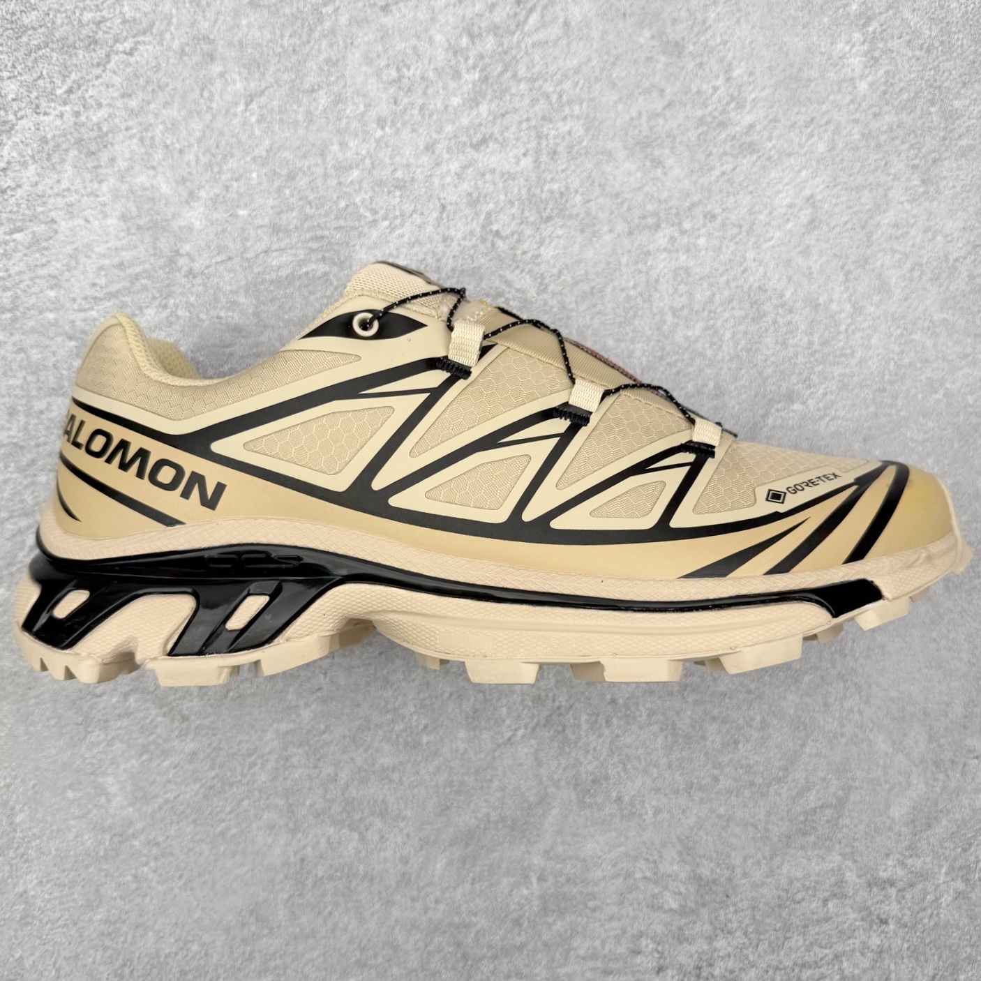 ＃PK4.0 Salomon XT-6 萨洛蒙复古潮流户外机能登山跑鞋 纯原外贸平台特供订单 耗时半年巨作 全套原纸板楦头开发 原厂特供网布配套加持 确保原汁原味 完美呈现版型 原档数据独家私模五层组合大底 原装Ortholite轻量化鞋垫 中底布带钢印编号 原厂TPU锁扣 进口港宝加持 后跟自然饱满 还原公司包裹性 鞋面以“锯齿”状的包裹系统呈现 在基色底之下加入了各种色点缀 将公司的最新技术和时尚前卫的造型融入耐用的长跑款式中 鞋面由 TPU 薄膜制成 并焊接在高耐磨网眼上 使其既时尚又坚固 由 ACS底盘支撑 可增强稳定性和支撑力 以及由橡胶凸耳 Contragrip外底覆盖的 EVA 缓冲中底 旨在应对崎岖的地形 鞋舌上的彩色Salomon 标签、Quicklace 系统以及鞋头、鞋舌和鞋跟上的附加品牌使细节更加完美 让穿着者可以轻松驾驭户外与通勤下的任何运动生活场景 无缝鞋身户外随意纵横 颜值与脚感兼备 出街通勤 绝对非常吸睛 你值得拥有 尺码：36 36.5 37.5 38 38.5 39 40 40.5 41 42 42.5 43 44 44.5 45 注意：偏小1码-选品中心