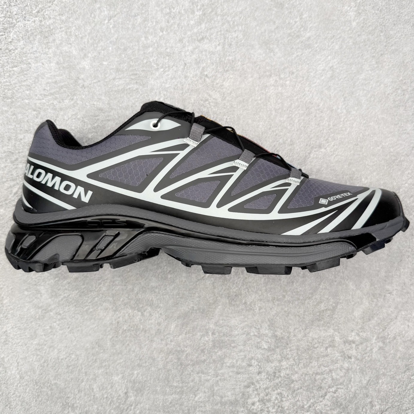＃PK4.0 Salomon XT-6 萨洛蒙复古潮流户外机能登山跑鞋 纯原外贸平台特供订单 耗时半年巨作 全套原纸板楦头开发 原厂特供网布配套加持 确保原汁原味 完美呈现版型 原档数据独家私模五层组合大底 原装Ortholite轻量化鞋垫 中底布带钢印编号 原厂TPU锁扣 进口港宝加持 后跟自然饱满 还原公司包裹性 鞋面以“锯齿”状的包裹系统呈现 在基色底之下加入了各种色点缀 将公司的最新技术和时尚前卫的造型融入耐用的长跑款式中 鞋面由 TPU 薄膜制成 并焊接在高耐磨网眼上 使其既时尚又坚固 由 ACS底盘支撑 可增强稳定性和支撑力 以及由橡胶凸耳 Contragrip外底覆盖的 EVA 缓冲中底 旨在应对崎岖的地形 鞋舌上的彩色Salomon 标签、Quicklace 系统以及鞋头、鞋舌和鞋跟上的附加品牌使细节更加完美 让穿着者可以轻松驾驭户外与通勤下的任何运动生活场景 无缝鞋身户外随意纵横 颜值与脚感兼备 出街通勤 绝对非常吸睛 你值得拥有 尺码：36 36.5 37.5 38 38.5 39 40 40.5 41 42 42.5 43 44 44.5 45 注意：偏小1码-选品中心