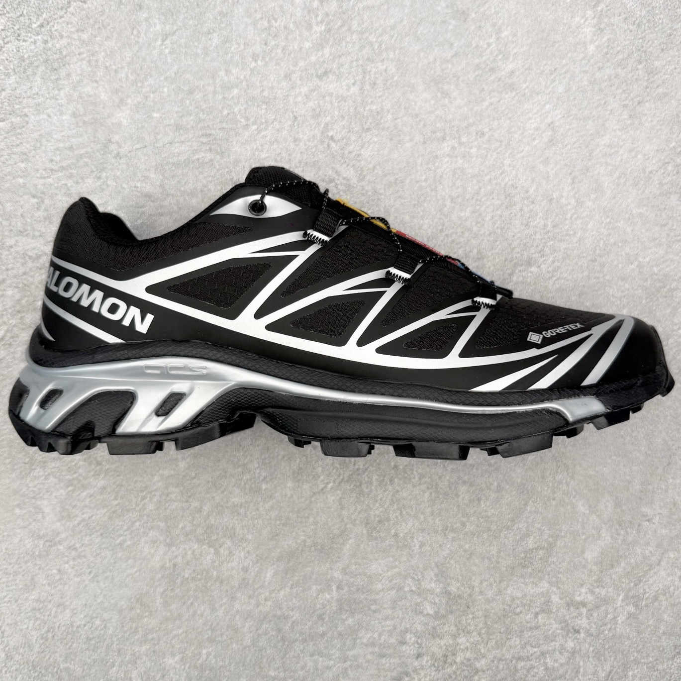 ＃PK4.0 Salomon XT-6 萨洛蒙复古潮流户外机能登山跑鞋 纯原外贸平台特供订单 耗时半年巨作 全套原纸板楦头开发 原厂特供网布配套加持 确保原汁原味 完美呈现版型 原档数据独家私模五层组合大底 原装Ortholite轻量化鞋垫 中底布带钢印编号 原厂TPU锁扣 进口港宝加持 后跟自然饱满 还原公司包裹性 鞋面以“锯齿”状的包裹系统呈现 在基色底之下加入了各种色点缀 将公司的最新技术和时尚前卫的造型融入耐用的长跑款式中 鞋面由 TPU 薄膜制成 并焊接在高耐磨网眼上 使其既时尚又坚固 由 ACS底盘支撑 可增强稳定性和支撑力 以及由橡胶凸耳 Contragrip外底覆盖的 EVA 缓冲中底 旨在应对崎岖的地形 鞋舌上的彩色Salomon 标签、Quicklace 系统以及鞋头、鞋舌和鞋跟上的附加品牌使细节更加完美 让穿着者可以轻松驾驭户外与通勤下的任何运动生活场景 无缝鞋身户外随意纵横 颜值与脚感兼备 出街通勤 绝对非常吸睛 你值得拥有 尺码：36 36.5 37.5 38 38.5 39 40 40.5 41 42 42.5 43 44 44.5 45 注意：偏小1码-选品中心