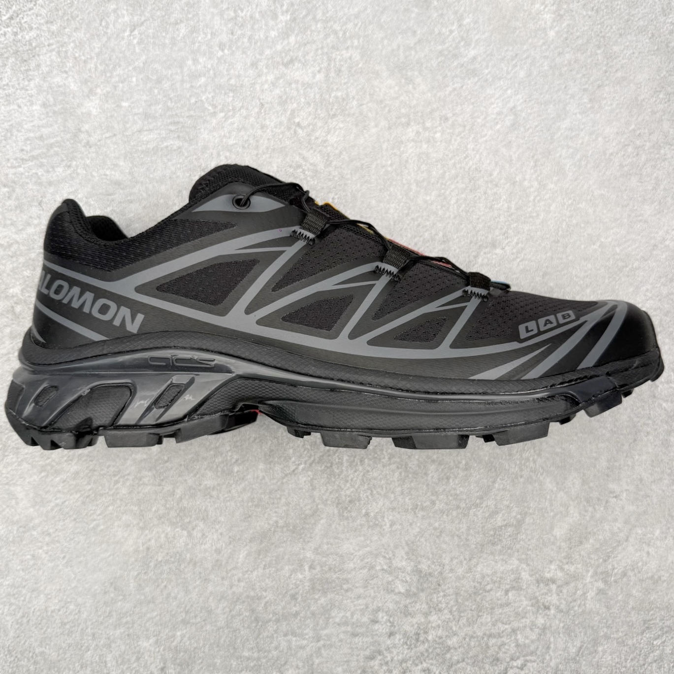 ＃PK4.0 Salomon XT-6 萨洛蒙复古潮流户外机能登山跑鞋 纯原外贸平台特供订单 耗时半年巨作 全套原纸板楦头开发 原厂特供网布配套加持 确保原汁原味 完美呈现版型 原档数据独家私模五层组合大底 原装Ortholite轻量化鞋垫 中底布带钢印编号 原厂TPU锁扣 进口港宝加持 后跟自然饱满 还原公司包裹性 鞋面以“锯齿”状的包裹系统呈现 在基色底之下加入了各种色点缀 将公司的最新技术和时尚前卫的造型融入耐用的长跑款式中 鞋面由 TPU 薄膜制成 并焊接在高耐磨网眼上 使其既时尚又坚固 由 ACS底盘支撑 可增强稳定性和支撑力 以及由橡胶凸耳 Contragrip外底覆盖的 EVA 缓冲中底 旨在应对崎岖的地形 鞋舌上的彩色Salomon 标签、Quicklace 系统以及鞋头、鞋舌和鞋跟上的附加品牌使细节更加完美 让穿着者可以轻松驾驭户外与通勤下的任何运动生活场景 无缝鞋身户外随意纵横 颜值与脚感兼备 出街通勤 绝对非常吸睛 你值得拥有 尺码：36 36.5 37.5 38 38.5 39 40 40.5 41 42 42.5 43 44 44.5 45 注意：偏小1码-选品中心