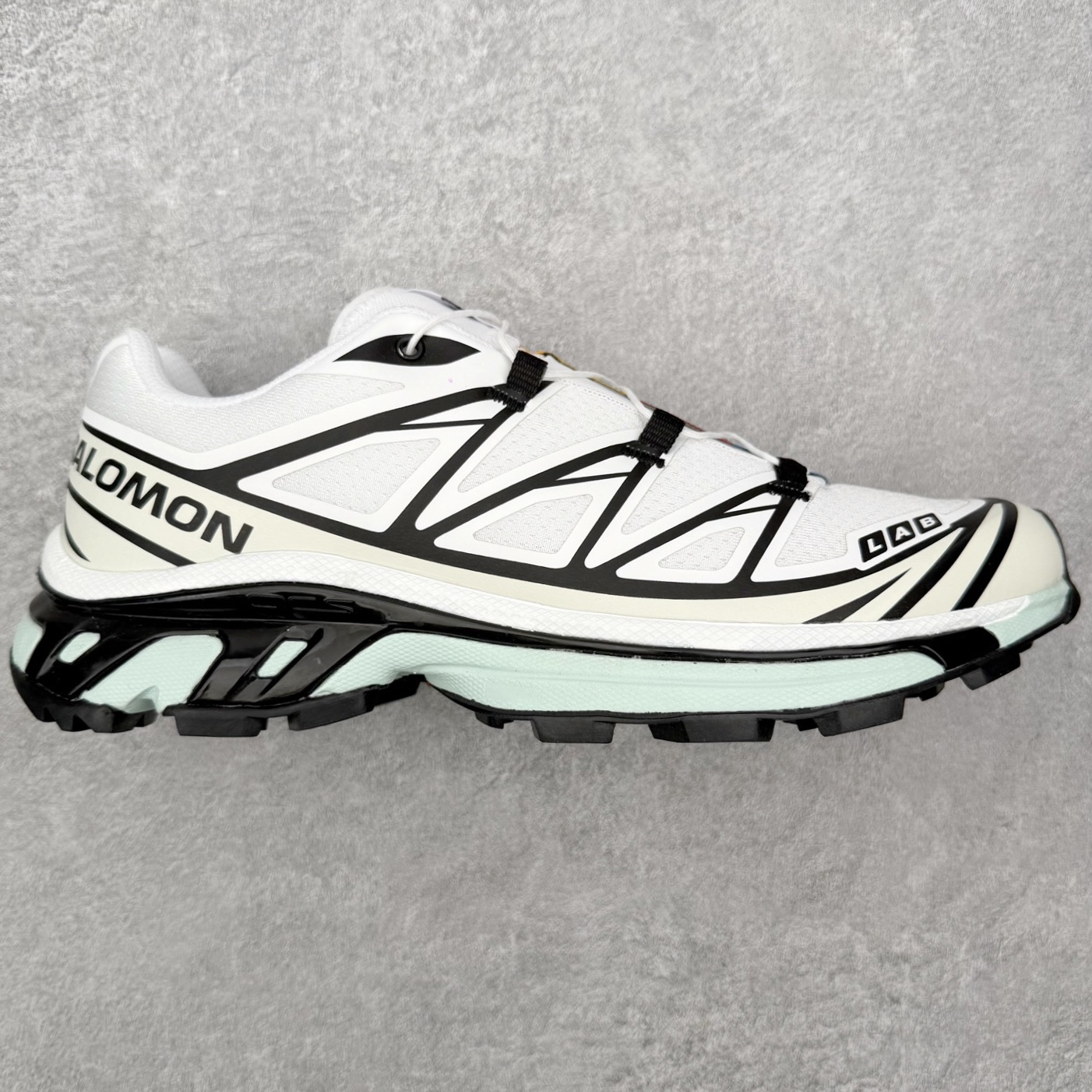 ＃PK4.0 Salomon XT-6 萨洛蒙复古潮流户外机能登山跑鞋 纯原外贸平台特供订单 耗时半年巨作 全套原纸板楦头开发 原厂特供网布配套加持 确保原汁原味 完美呈现版型 原档数据独家私模五层组合大底 原装Ortholite轻量化鞋垫 中底布带钢印编号 原厂TPU锁扣 进口港宝加持 后跟自然饱满 还原公司包裹性 鞋面以“锯齿”状的包裹系统呈现 在基色底之下加入了各种色点缀 将公司的最新技术和时尚前卫的造型融入耐用的长跑款式中 鞋面由 TPU 薄膜制成 并焊接在高耐磨网眼上 使其既时尚又坚固 由 ACS底盘支撑 可增强稳定性和支撑力 以及由橡胶凸耳 Contragrip外底覆盖的 EVA 缓冲中底 旨在应对崎岖的地形 鞋舌上的彩色Salomon 标签、Quicklace 系统以及鞋头、鞋舌和鞋跟上的附加品牌使细节更加完美 让穿着者可以轻松驾驭户外与通勤下的任何运动生活场景 无缝鞋身户外随意纵横 颜值与脚感兼备 出街通勤 绝对非常吸睛 你值得拥有 尺码：36 36.5 37.5 38 38.5 39 40 40.5 41 42 42.5 43 44 44.5 45 注意：偏小1码-选品中心