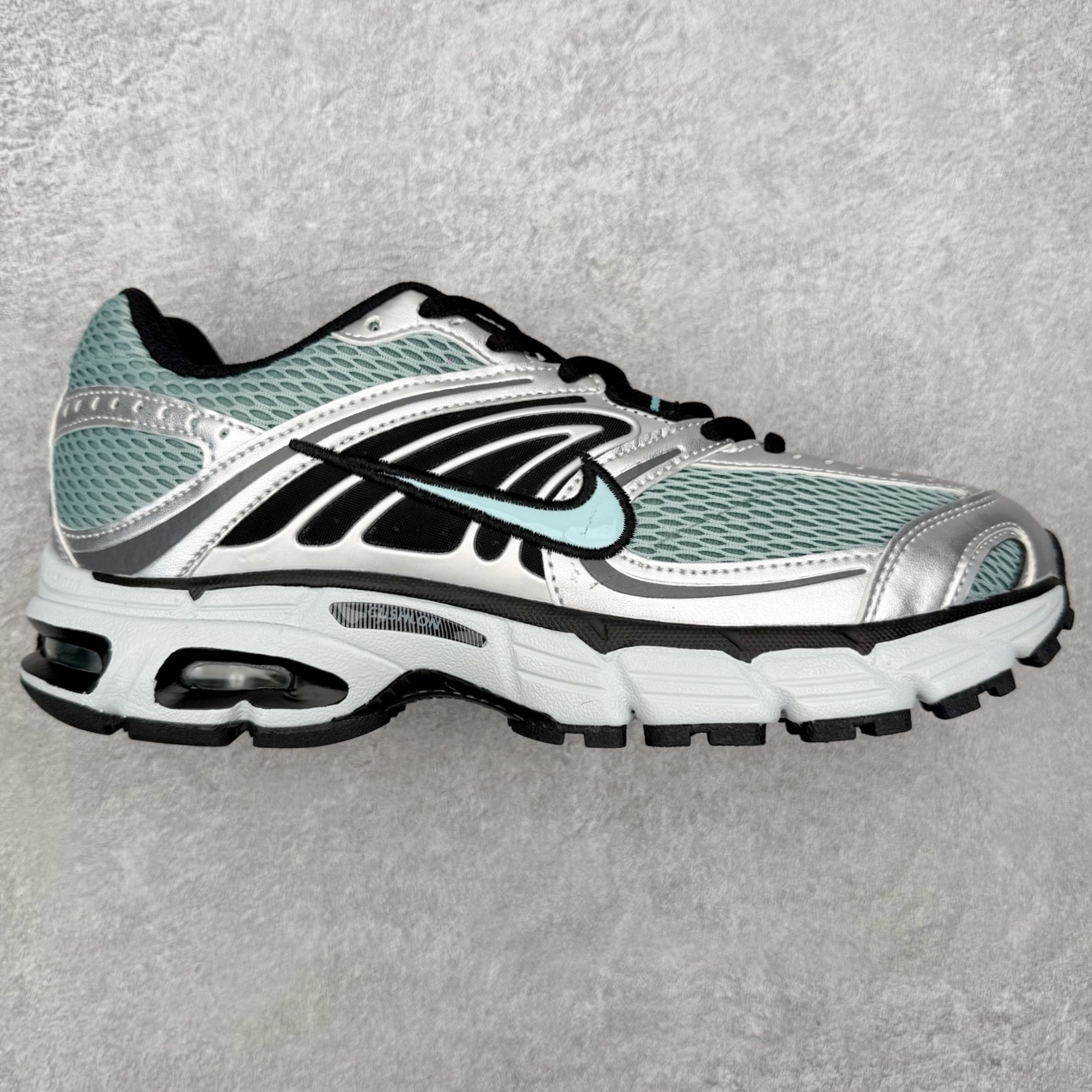 NK Air Max Moto 2K 舒适百搭耐磨 低帮跑步鞋 实拍调校N版已经零色差零失真 百分百还原实物色彩所见即所得 不存在货不对板色差等低级问题 选购参考实物拍摄 不混卖不参货 只用心做好货严格选品 承诺混一赔十 尺码：36 36.5 37.5 38 38.5 39 40 40.5 41 42 42.5 43 44 44.5 45-选品中心