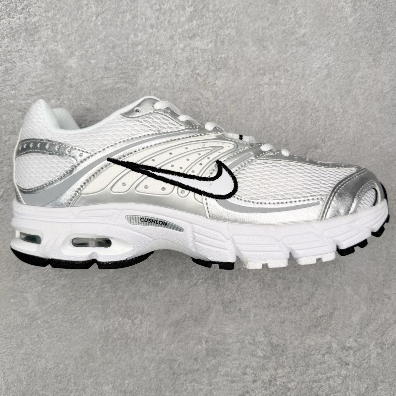 NK Air Max Moto 2K 舒适百搭耐磨 低帮跑步鞋 实拍调校N版已经零色差零失真 百分百还原实物色彩所见即所得 不存在货不对板色差等低级问题 选购参考实物拍摄 不混卖不参货 只用心做好货严格选品 承诺混一赔十 尺码：36 36.5 37.5 38 38.5 39 40 40.5 41 42 42.5 43 44 44.5 45-选品中心