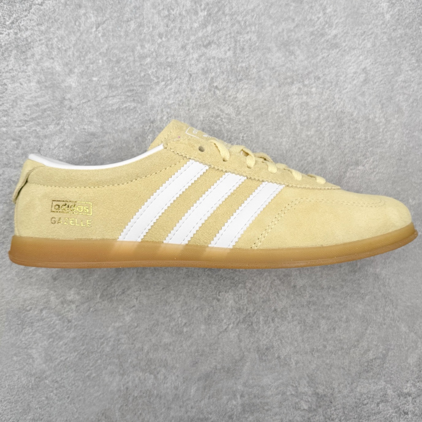 AD Gazelle Lo Pro 羚羊内训系列低帮复古百搭休闲运动德训风板鞋 JR8849 90年代经典的复刻版！自60年代以足球训练鞋面世以来,Gazelle就以其经典设计席卷全球。1991年版本的复刻,再造经典Gazelle。采用皮革打造,搭配浊色细节,让这款经典更加简约。尺码：36 36⅔ 37⅓ 38 38⅔ 39⅓ 40 40⅔ 41⅓ 42 42⅔ 43⅓ 44⅓ 44⅔ 45-选品中心