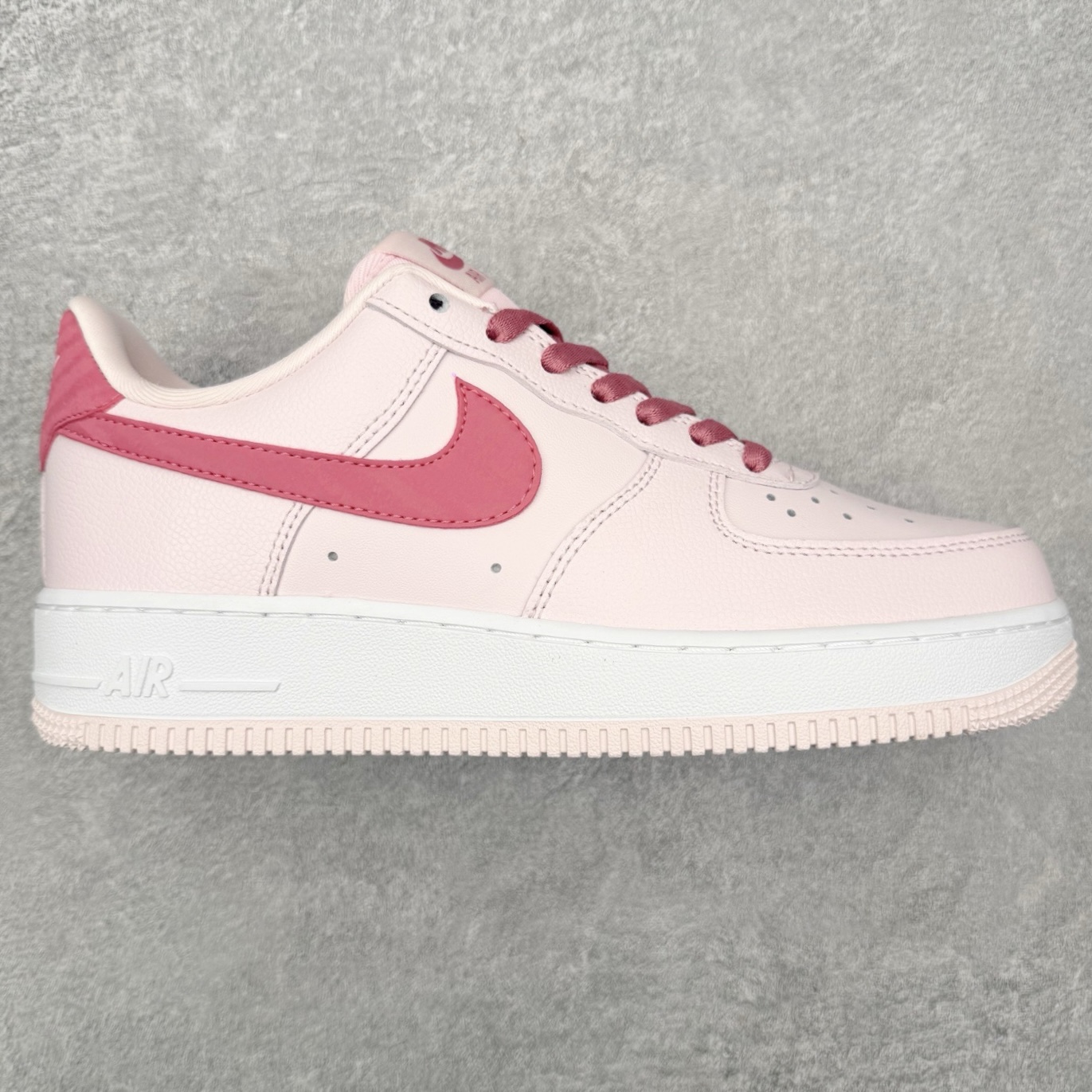 NK Air Force 1´07 Low 空军一号低帮百搭休闲运动板鞋 IO8755-600 柔软、弹性十足的缓震性能和出色的中底设计 横跨复古与现代的外型结合 造就出风靡全球 三十多年的Force 1 直到今天还深受青睐 实拍调校N版已经零色差零失真 百分百还原实物色彩所见即所得 不存在货不对板色差等低级问题 选购参考实物拍摄 不混卖不参货 只用心做好货严格选品 承诺混一赔十 尺码：36 36.5 37.5 38 38.5 39 40 40.5 41 42 42.5 43 44 44.5 45-选品中心