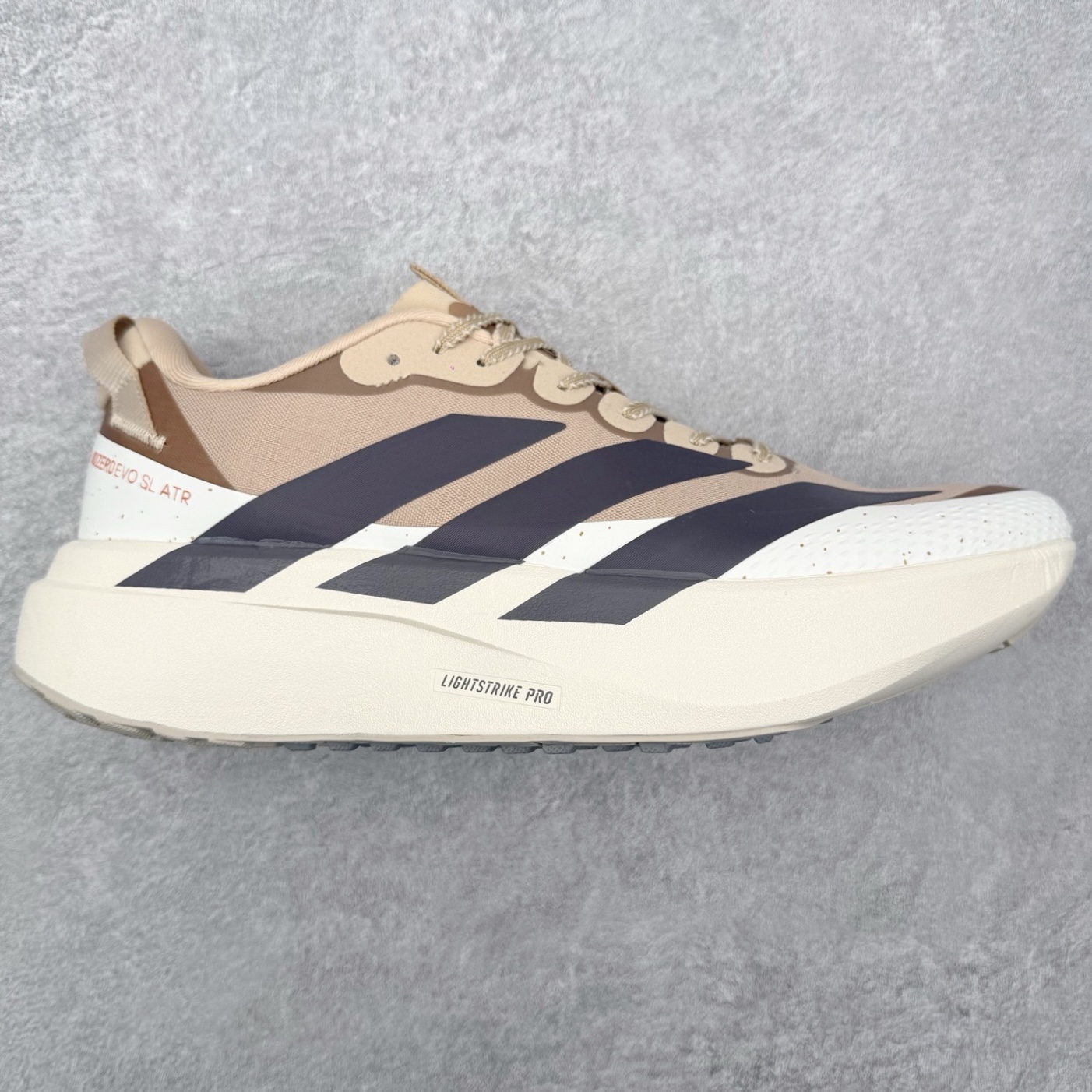 AD Adizero EVO SL ATR M 马拉松竞速专业跑鞋 CELERMESH针织网面非常轻薄 纤维间的缝隙很大 可以保证跑步时的透气、排汗效果 鞋舌直接与两侧的内衬和鞋底连接在一起 在跑步过程中不会被鞋舌的左右移动所困扰 在标准鞋带孔的基础上再拓宽一组鞋带孔 适合不同脚型的需求 突破性 EnergyRods 技术，有助于跑者实现更好的成绩 中底独特的LIGHTSTRIKE PRO泡棉材质 微弹感觉在跑步过程中给予了良好的支撑体验 对于顶级精英和高水平进阶跑者来说 ADIOS PRO是一双值得信赖的竞速比赛用鞋 尺码：36 36.5 37.5 38 38.5 39 40 40.5 41 42 42.5 43 44 44.5 45-选品中心